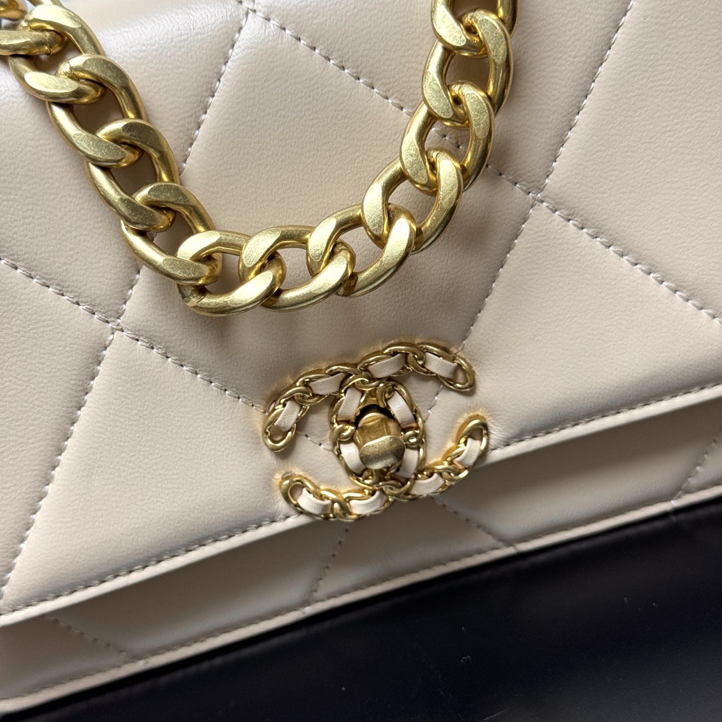 19 WOC Quilted Lambskin Shoulder Bag in Beige (Tri-Tone Hardware) - Mocuir