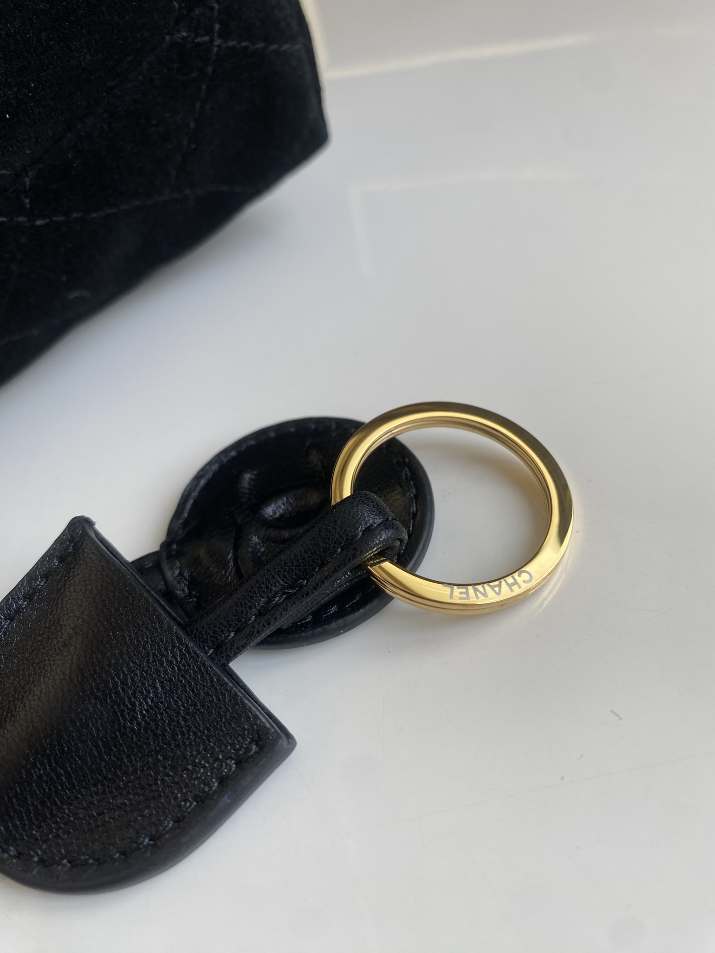 Quilted Suede Calfskin Drawstring Bag（Black） - Mocuir