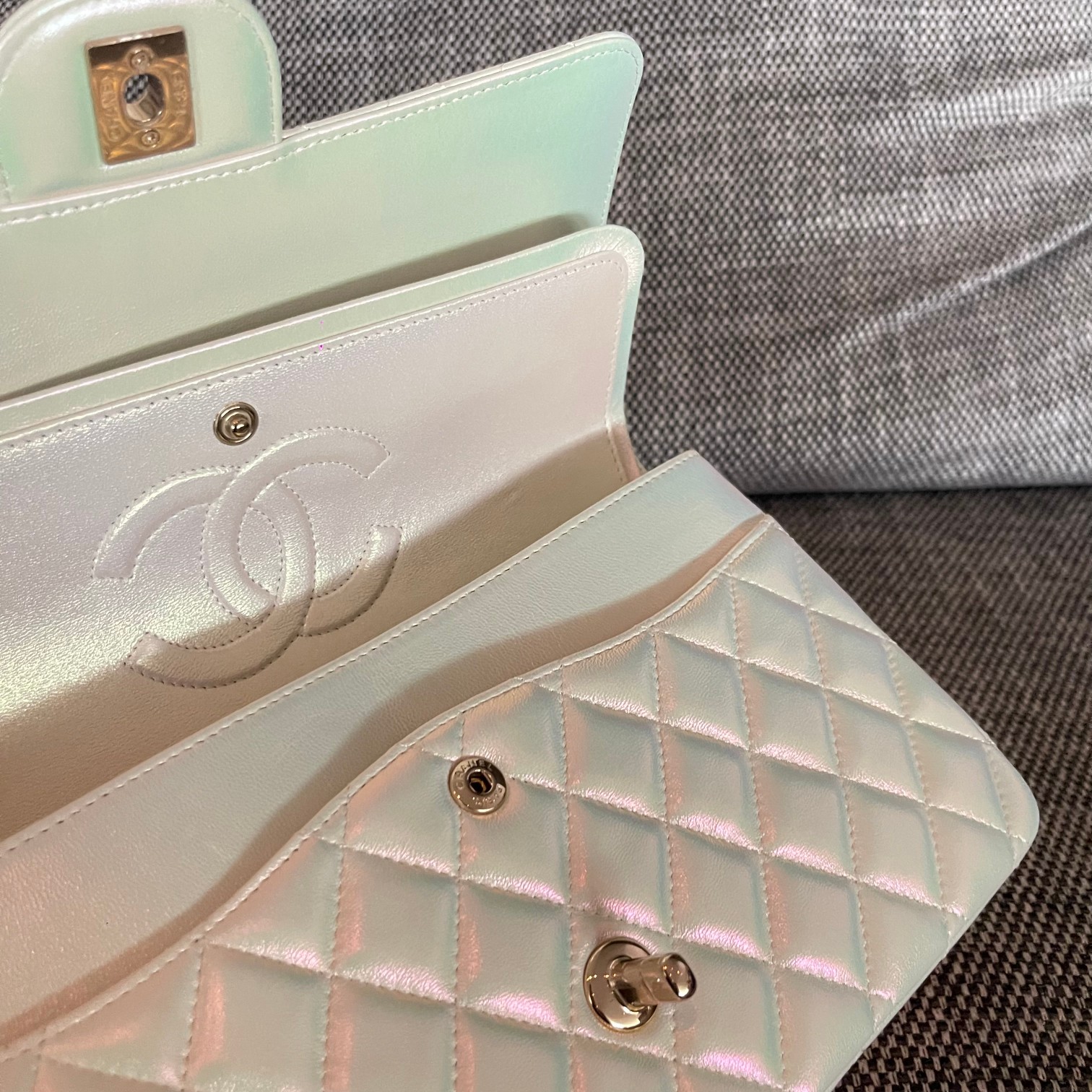 Classic Flap Bag（Pearl white/Gold logo） - Mocuir