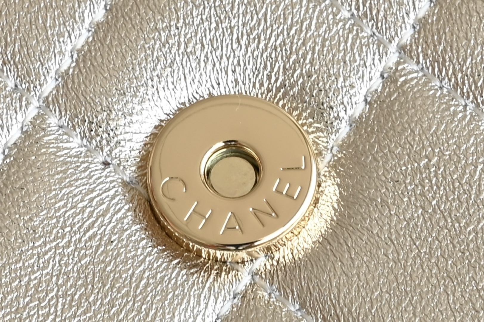 25S Top Handle Kelly Clutch with Chain in Metallic Gold Lambskin with Light Gold-Tone Hardware (Model AS4711) - Mocuir