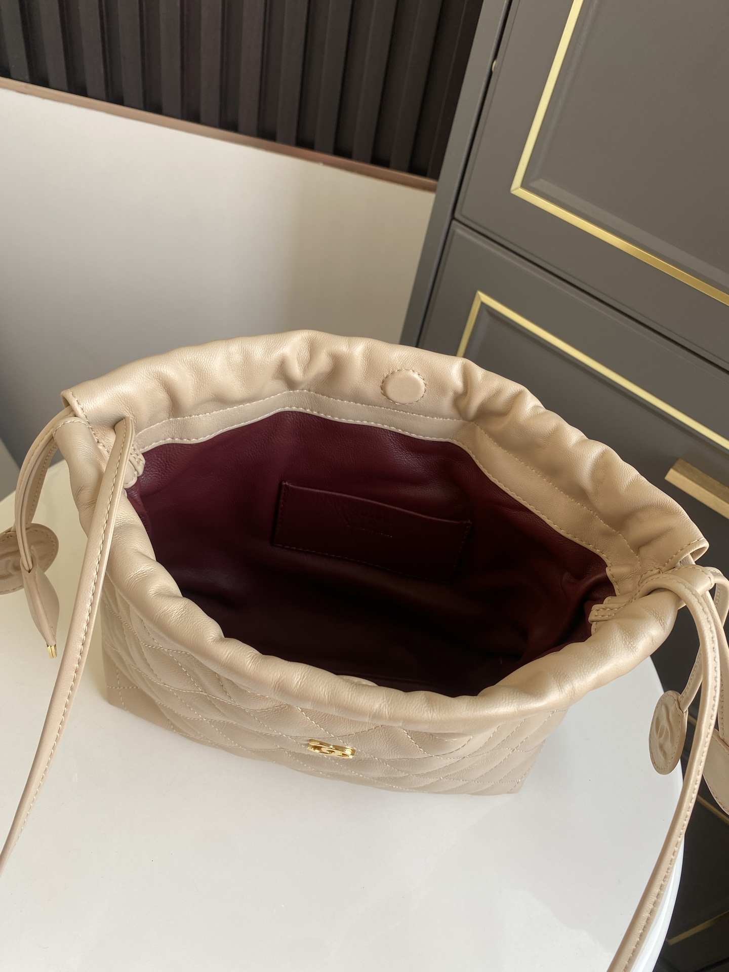 24BQuilted Lambskin Drawstring Hobo Bag（Beige Clair） - Mocuir