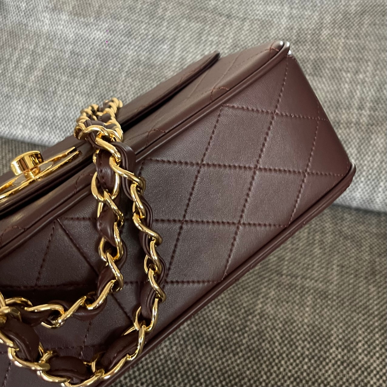 Classic Flap Quilted Lambskin Shoulder Bag in Burgundy (Gold Hardware) - Mocuir
