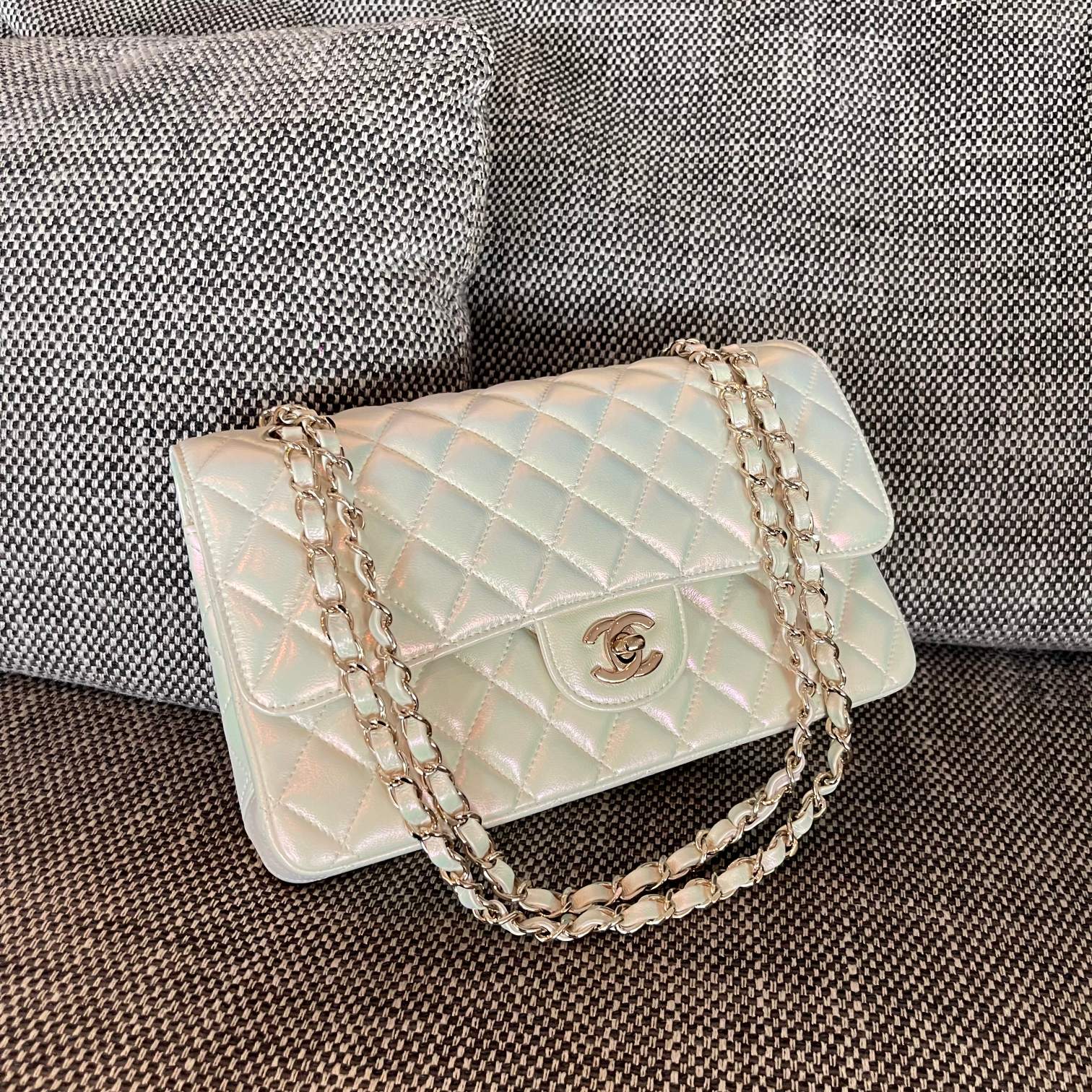 Classic Flap Bag（Pearl white/Gold logo） - Mocuir