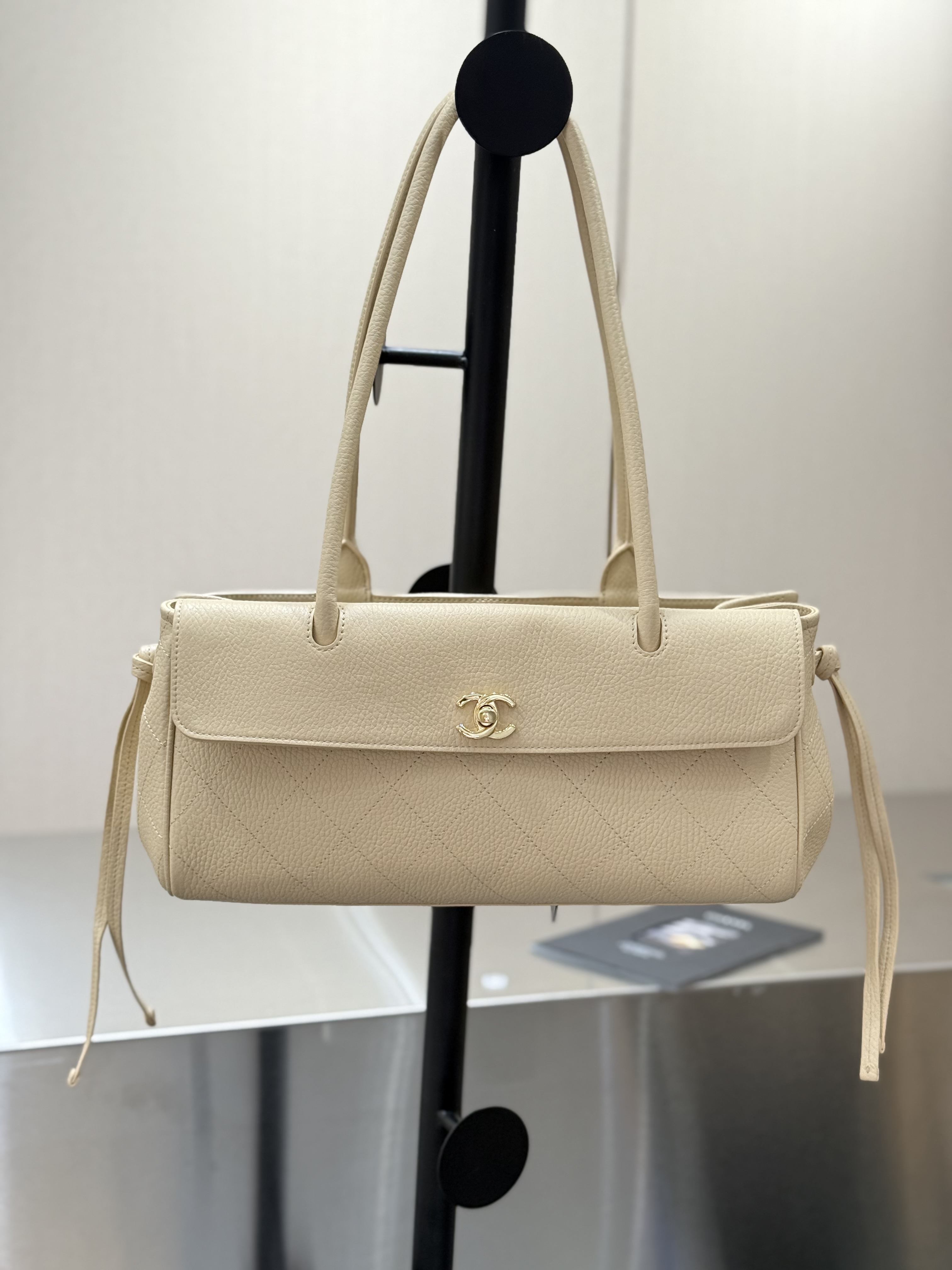 26P Cruise Preppy Coco Bowling Bag in Beige Caviar Leather with Gold-Tone Hardware - Mocuir