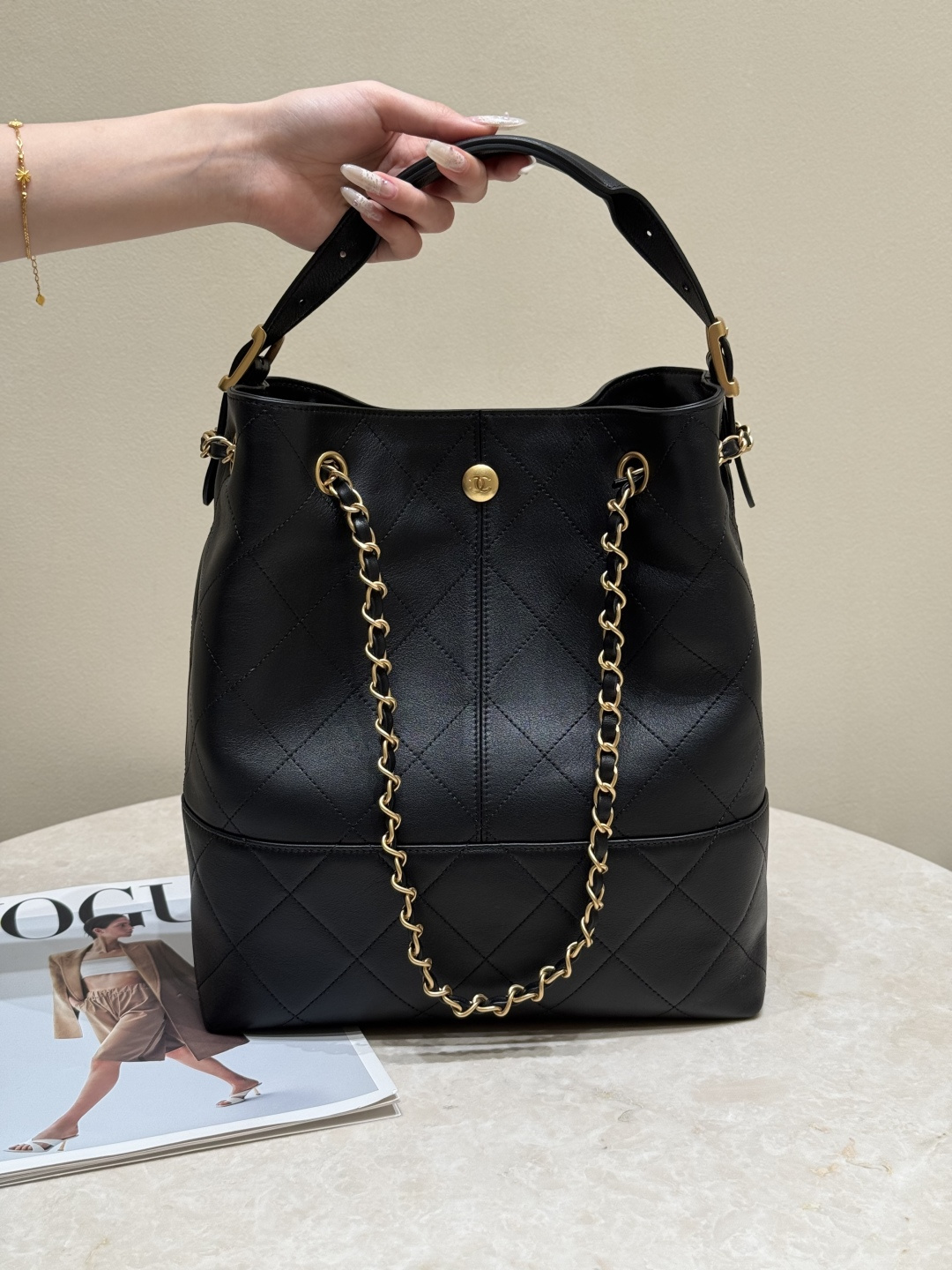 25A Pre-Fall Collection AS5634 Hobo Bucket Bag in Black Quilted Grained Calfskin (Caviar) with Antique Gold-Tone Hardware - Mocuir