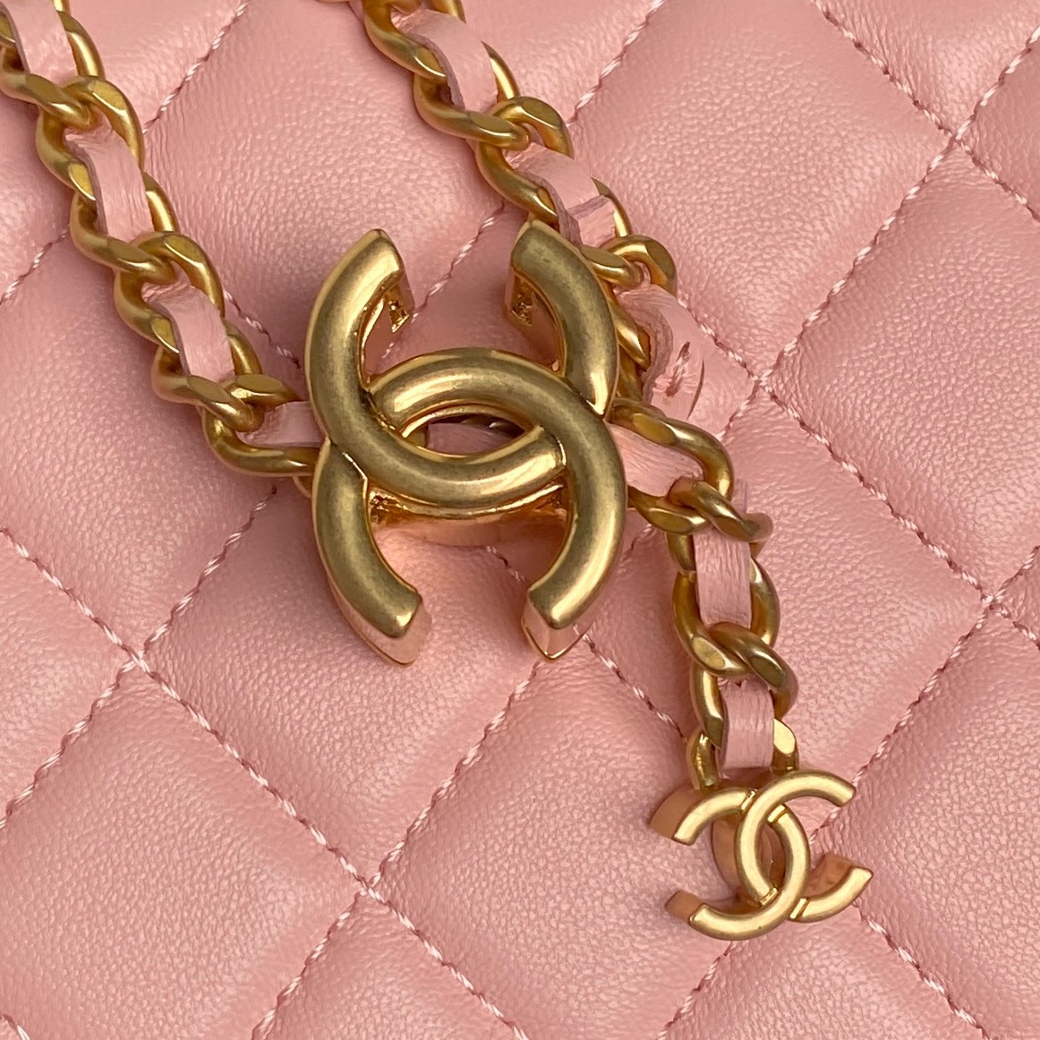 Small Vanity Case with Chain (AP3940) in Pink Shiny Lambskin with Gold-Tone Hardware, 25B Fall-Winter Collection - Mocuir