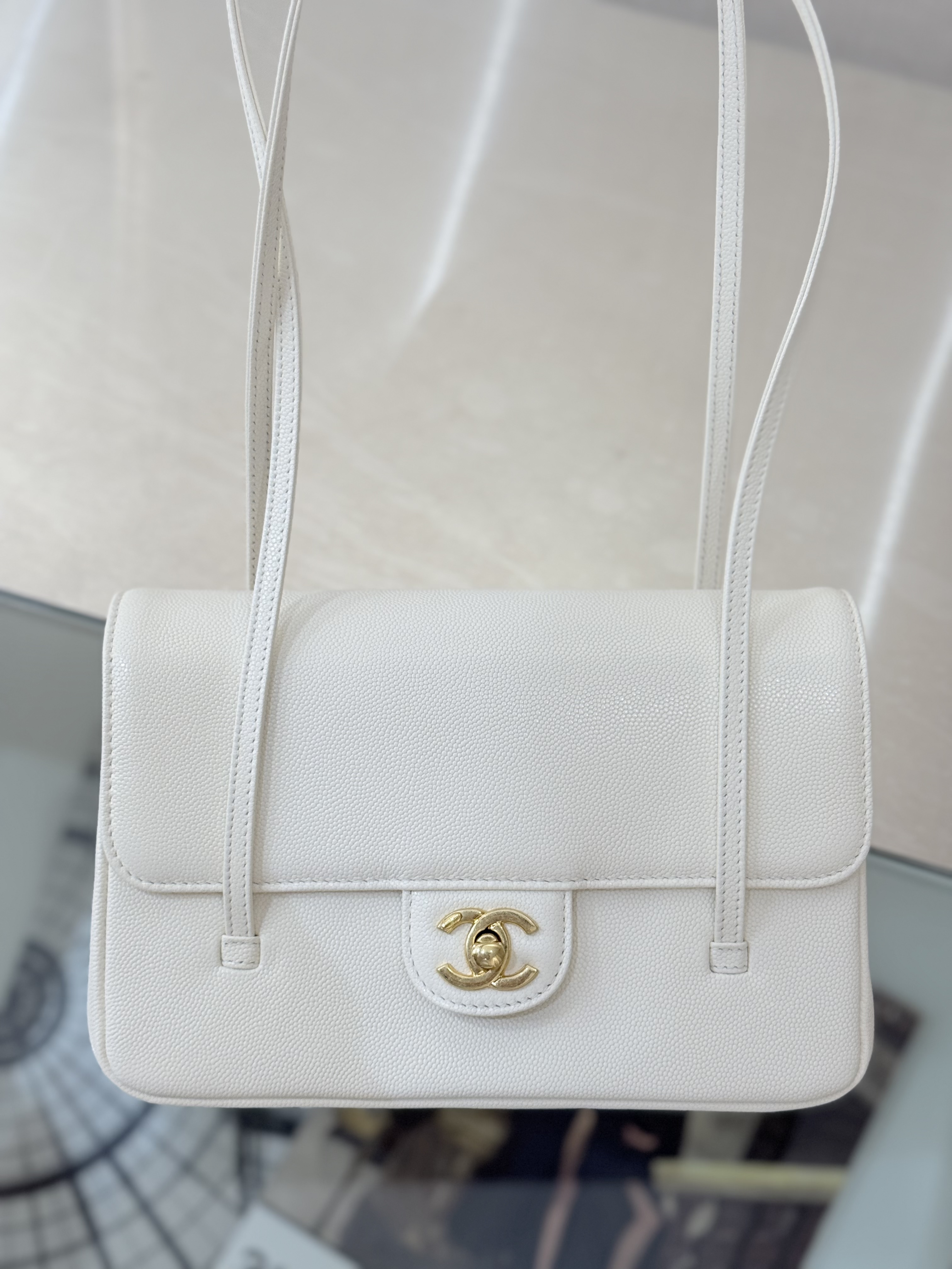 Vintage Caviar Leather Shoulder Flap Bag in White Caviar Leather with Gold-Tone Hardware - Mocuir