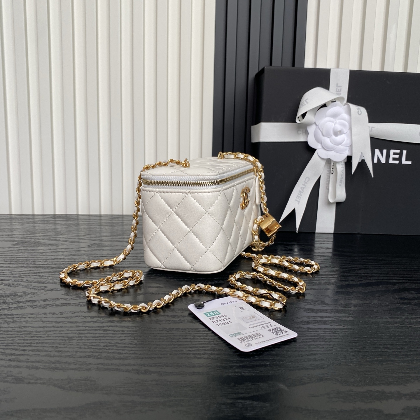 Quilted Lambskin Vanity Case with Chain (AS5184) in White Shiny Lambskin with Gold-Tone Hardware, 25C Collection - Mocuir