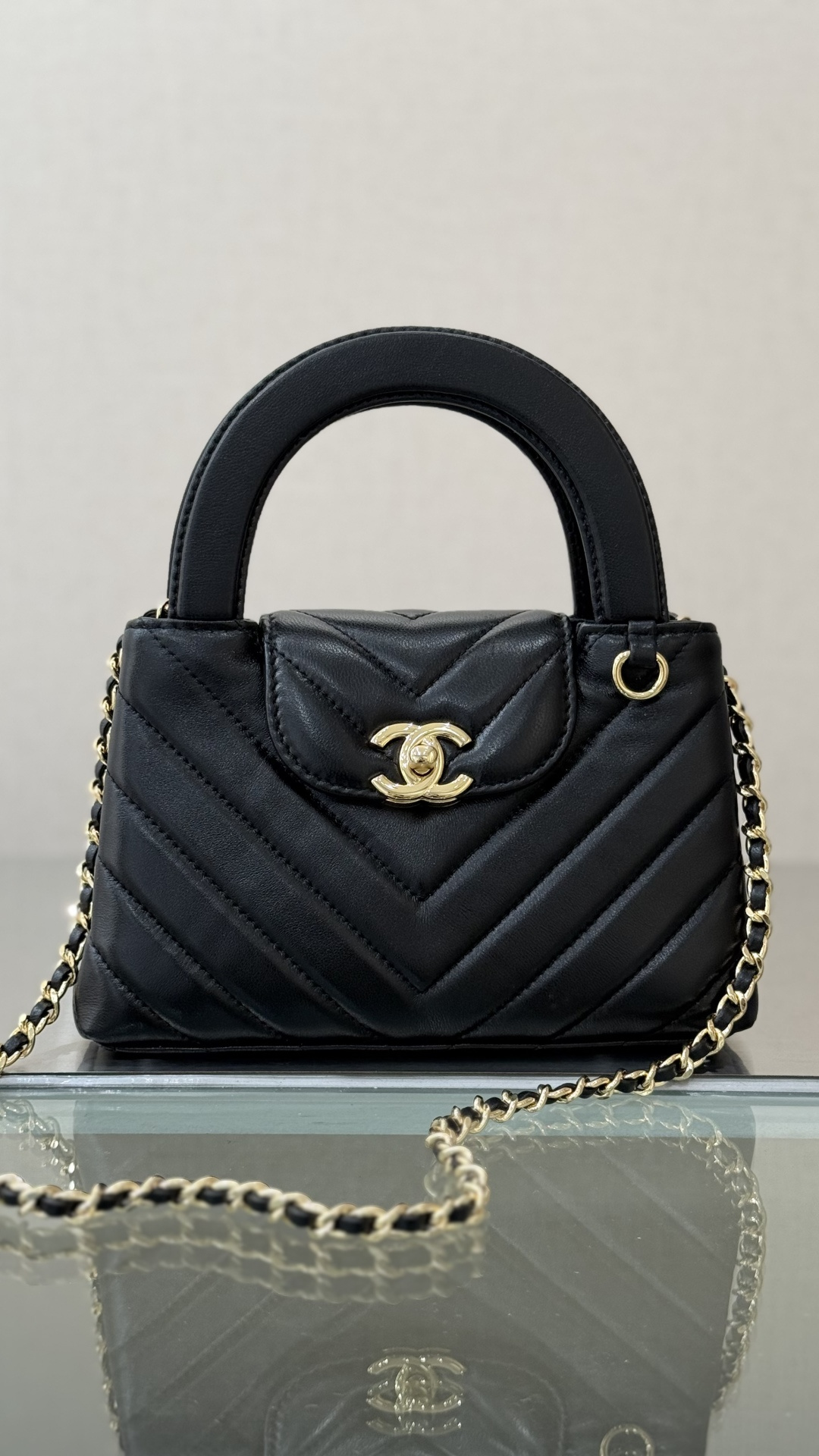 26K Kelly Mini Chevron-Quilted Lambskin Handle Bag with Gold-Tone Hardware - Mocuir