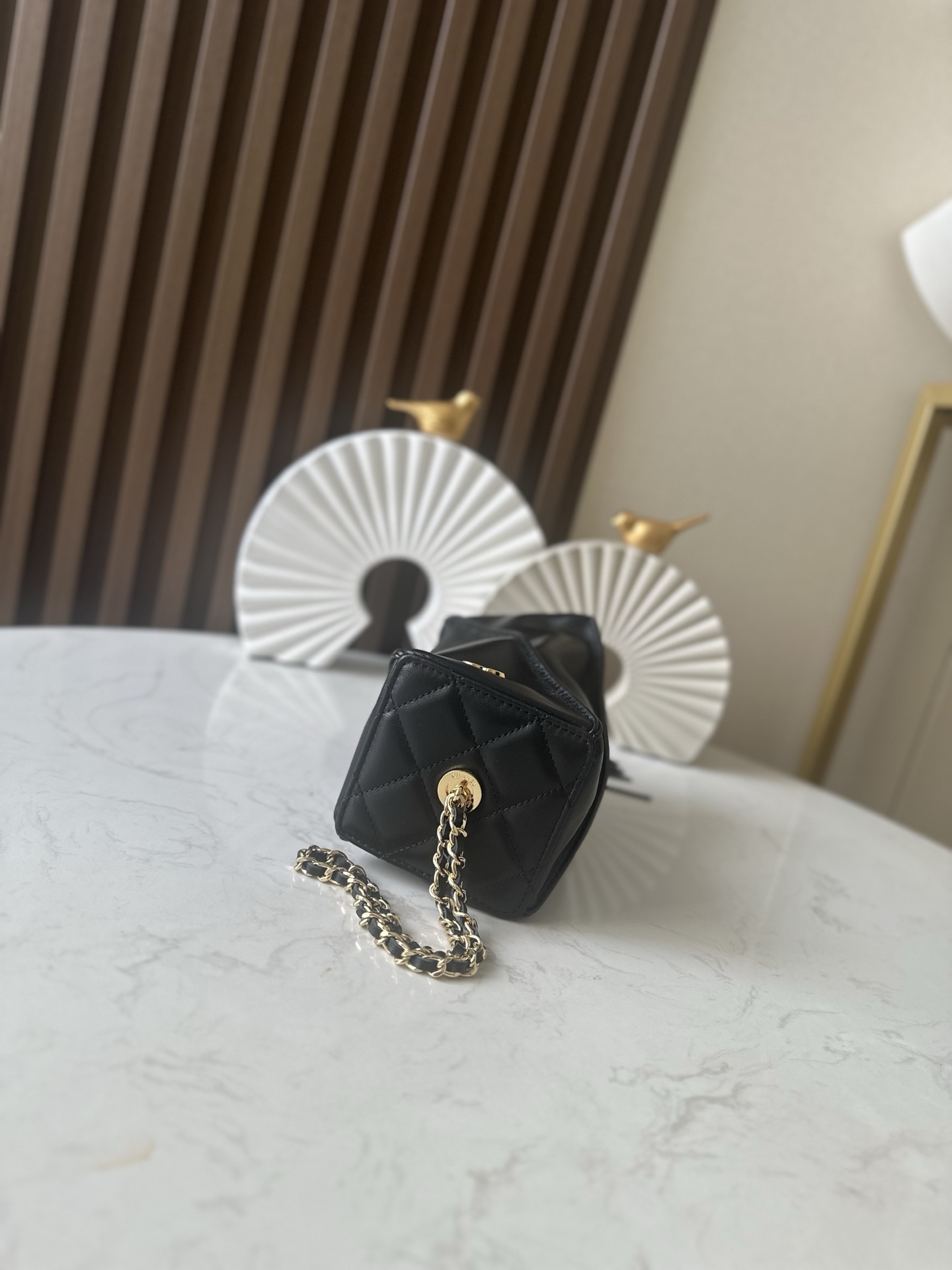 Black Lambskin Quilted Lantern Chain Shoulder Bag - Mocuir