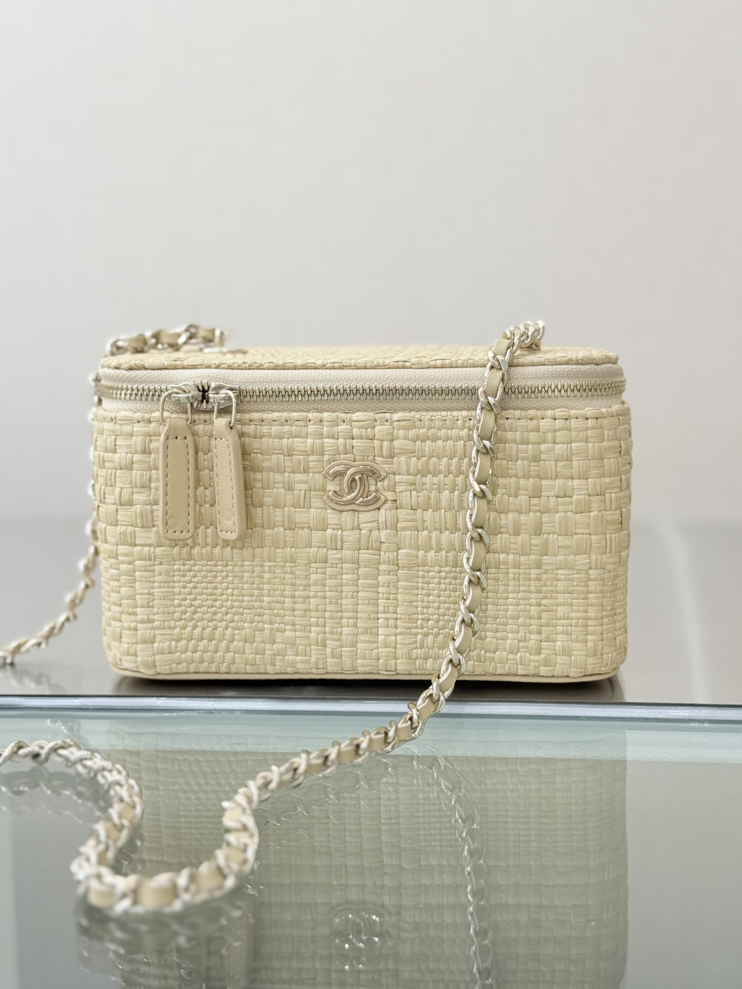Cruise 2026 Beige Woven Raffia & Calfskin Vanity Case Bag with Silver-Tone Hardware & Chain Strap - Mocuir
