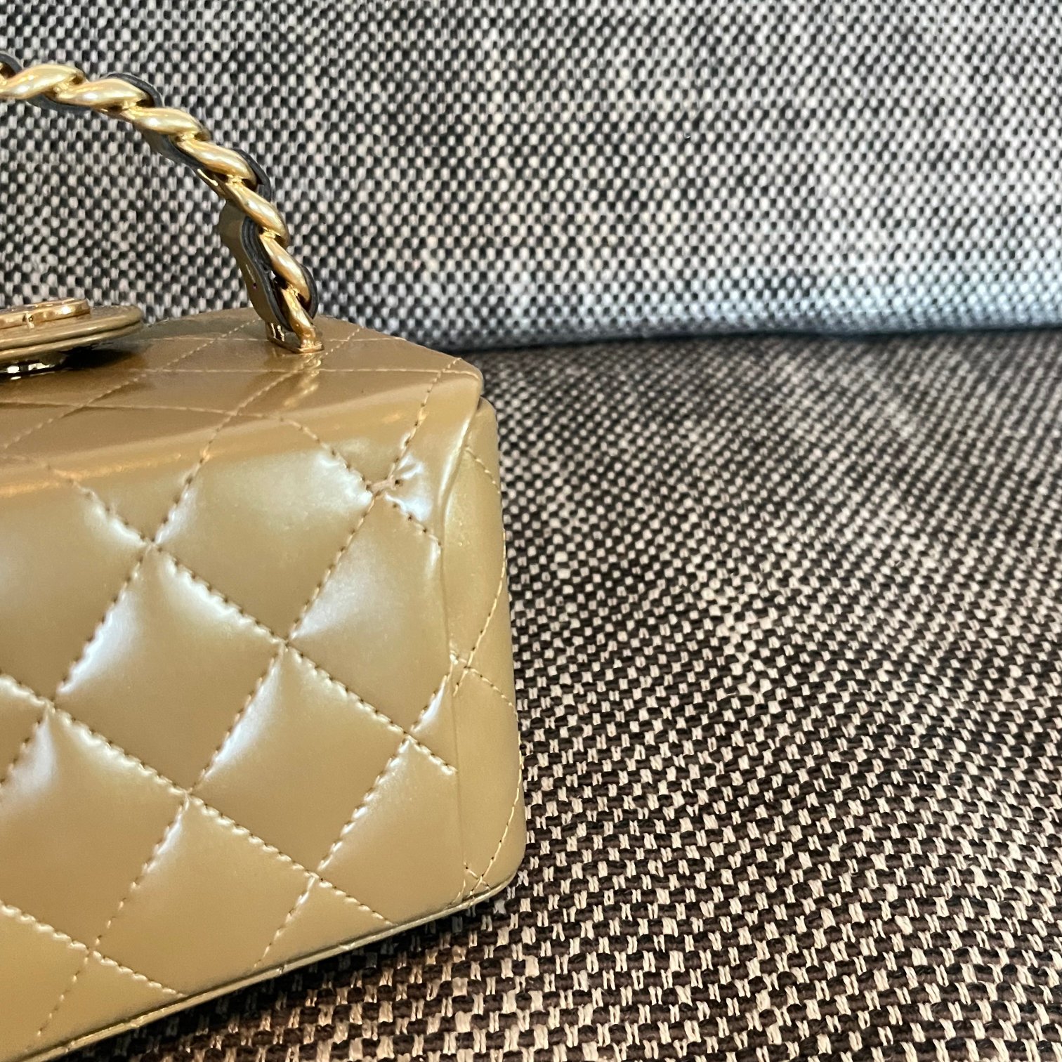 25C Small Vanity Case in Gold Patent Leather - Mocuir