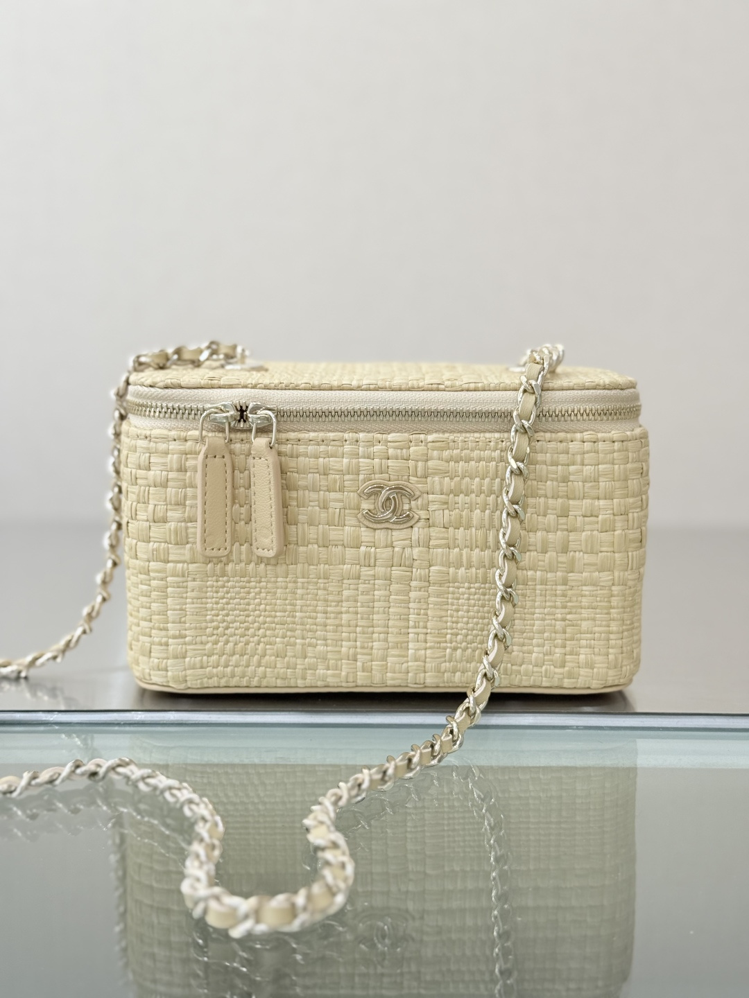 Cruise 2026 Beige Woven Raffia & Calfskin Vanity Case Bag with Silver-Tone Hardware & Chain Strap - Mocuir