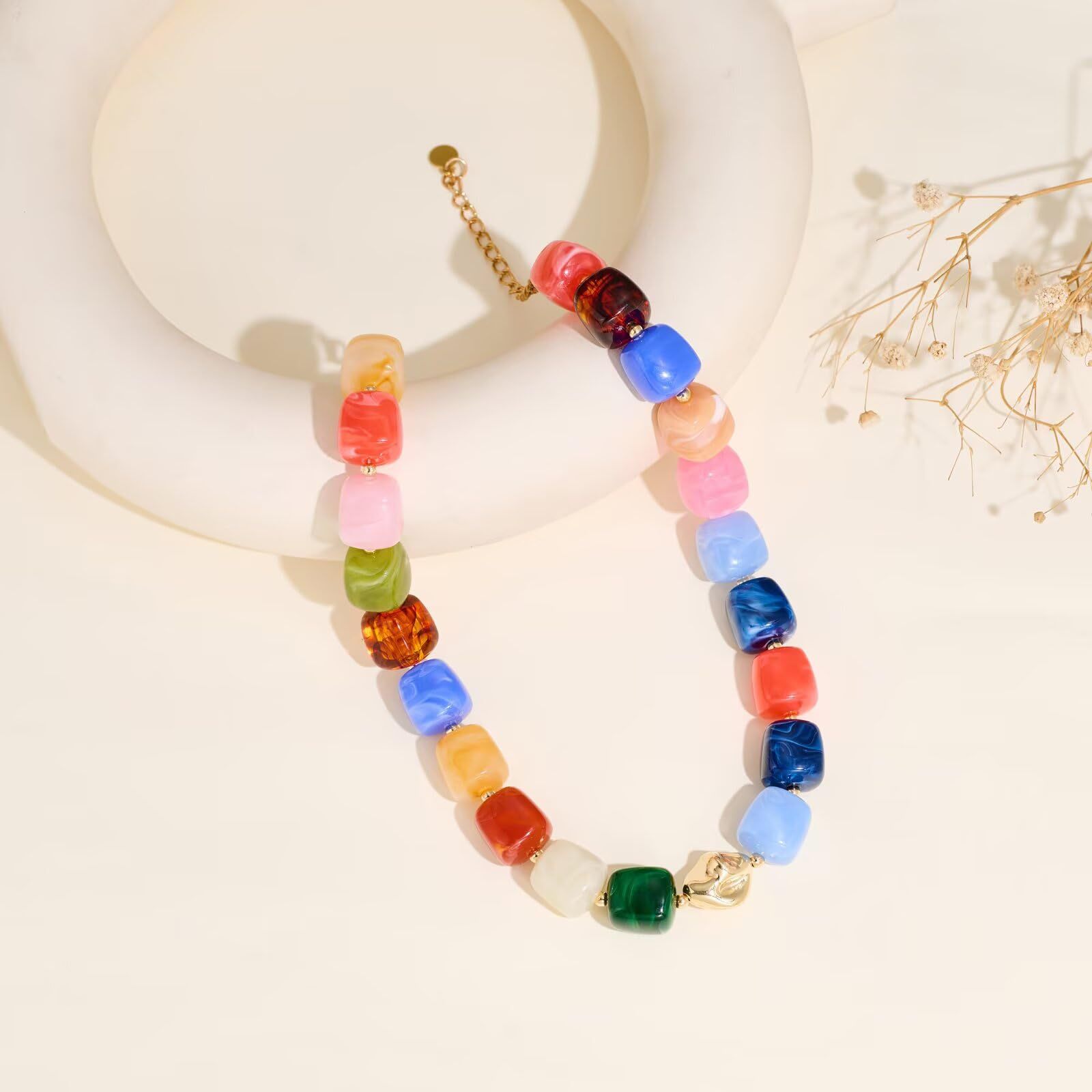 Resin beaded necklace is fashionable and versatile.