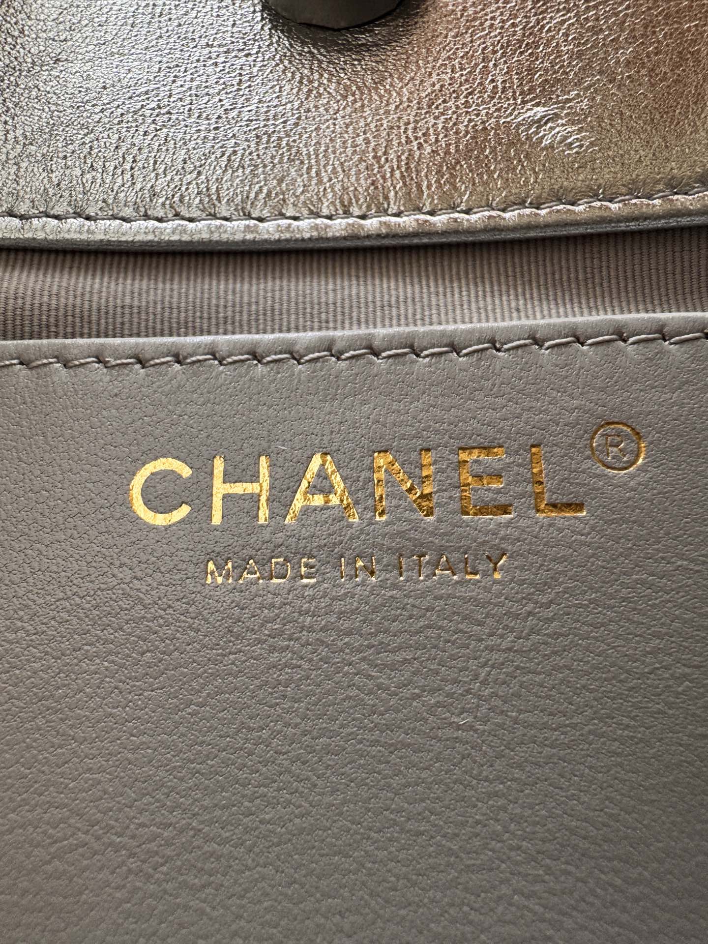 Drawstring Bucket Backpack（Metallic Silver） - Mocuir