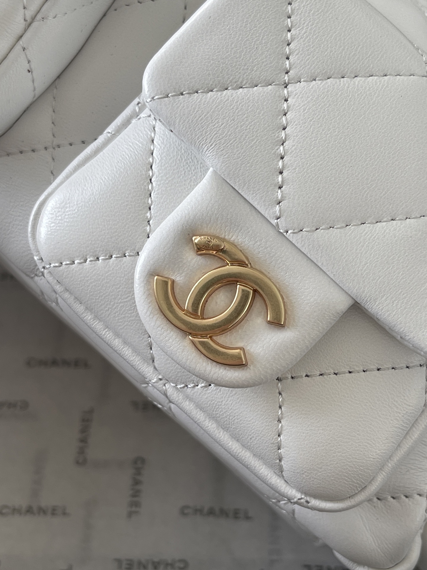 25C Multi-Pocket Hobo Bag in White Quilted Lambskin with Gold-Tone Hardware - Mocuir