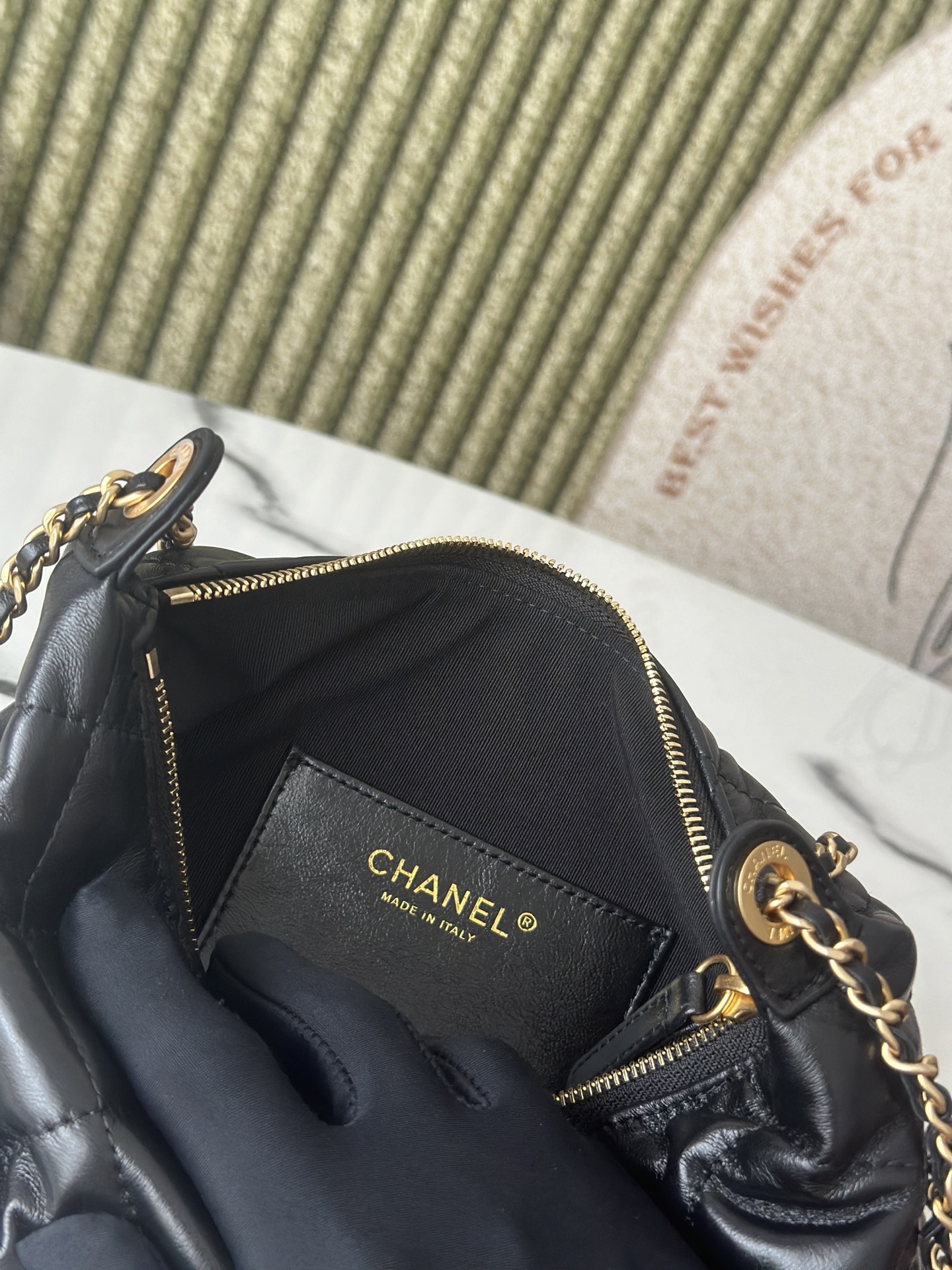 25S Black Shiny Lambskin Quilted Hobo Shoulder Bag with Gold-Tone Hardware - Mocuir