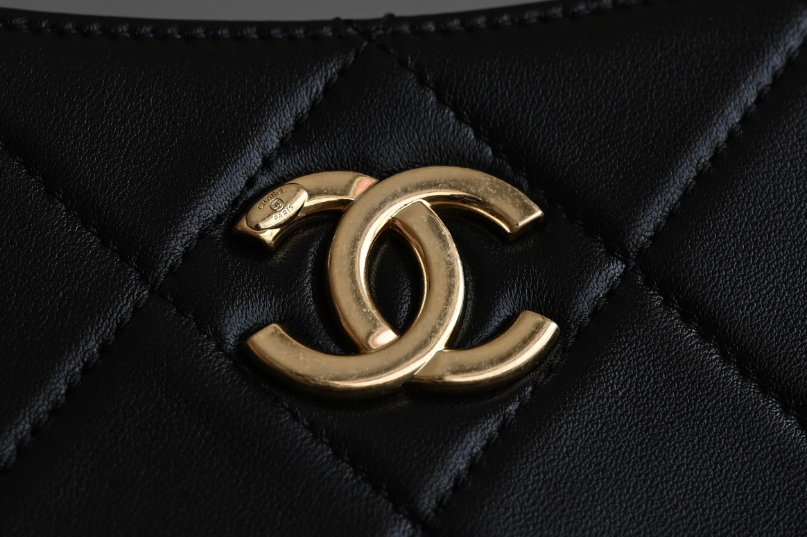 24K Hobo Shoulder Bag in Black Quilted Lambskin with Gold-Tone Hardware (Model AS4612) - Mocuir