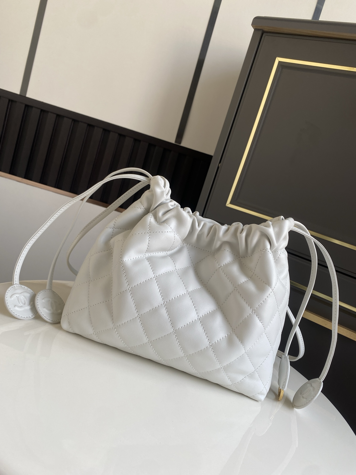 24BQuilted Lambskin Drawstring Hobo Bag（ White） - Mocuir