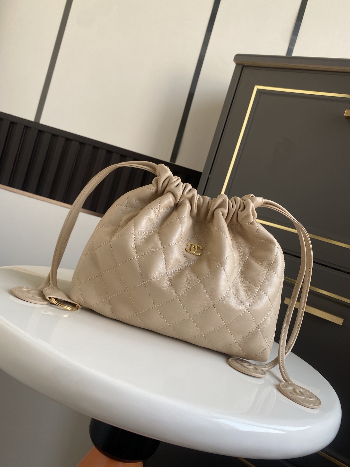 24BQuilted Lambskin Drawstring Hobo Bag（Beige Clair） - Mocuir