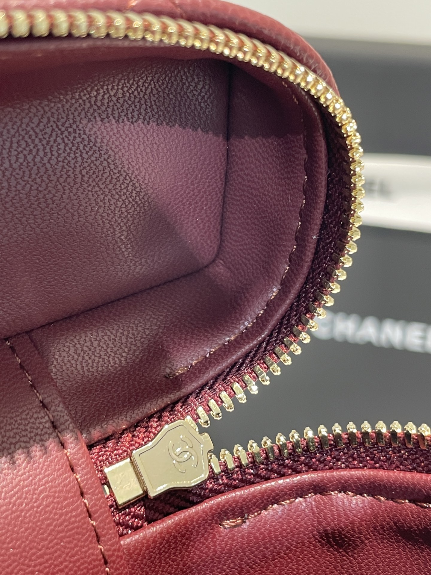 Burgundy Quilted Caviar Calfskin Vanity Case with Top Handle and Gold-Tone Chain Strap - Mocuir