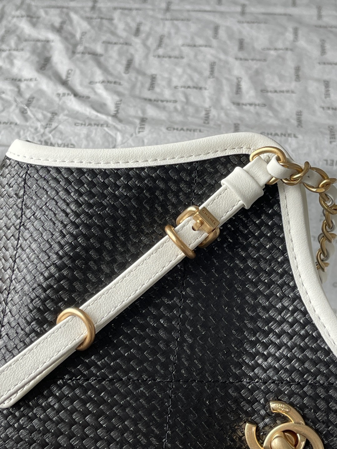 25C Black Woven Straw Large Tote Handbag with White Calfskin Trim and Gold-Tone Hardware - Mocuir