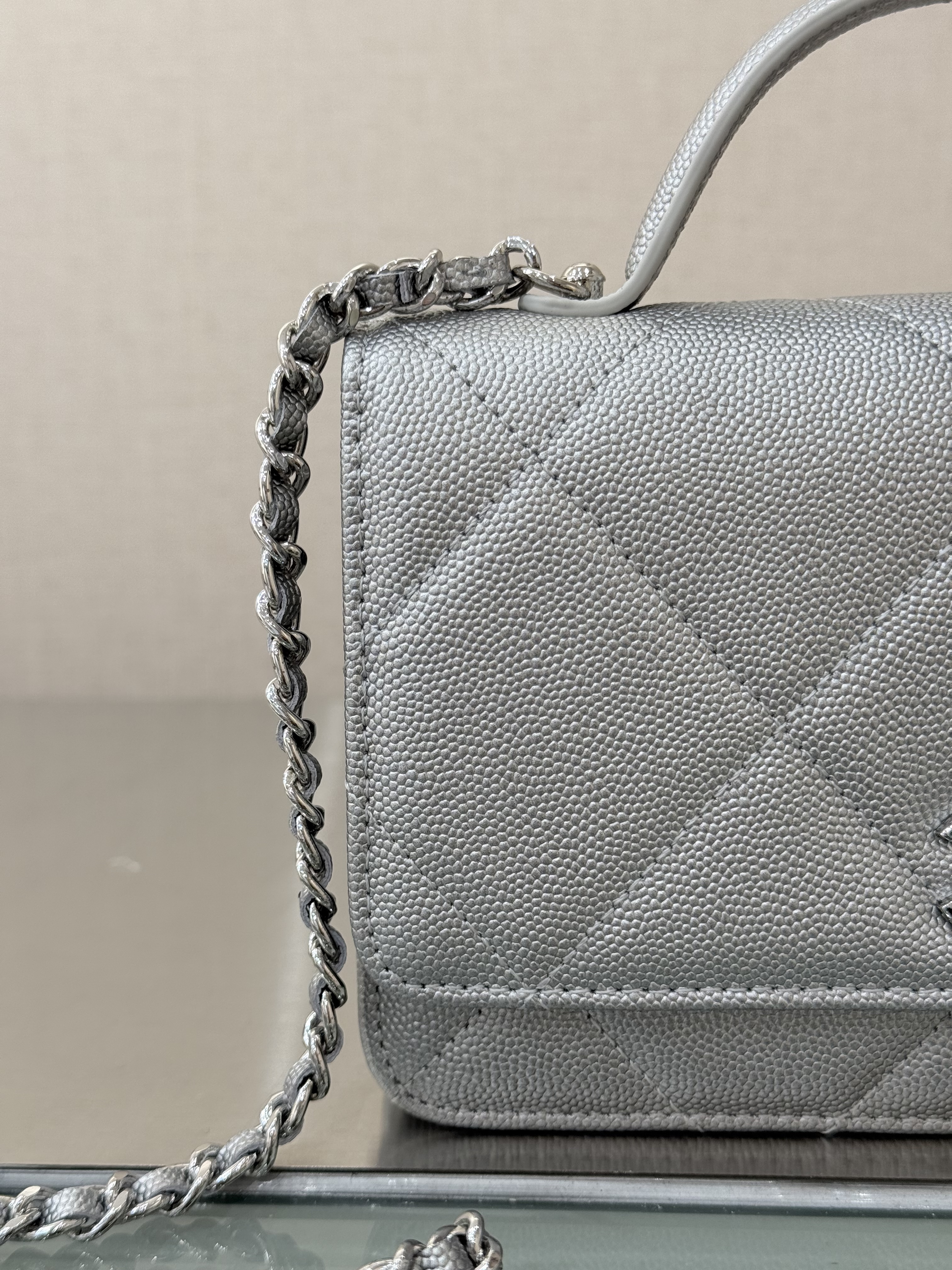 Wallet on Chain with Top Handle (AP3984) in Silver Caviar Leather with Silver-Tone Hardware, 25C Cruise Collection - Mocuir