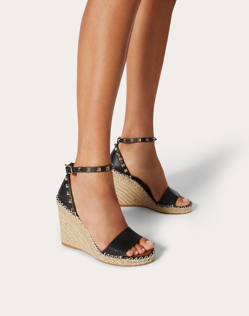 DOUBLE ROCKSTUD GRAINY CALFSKIN WEDGE SANDAL 105 MM