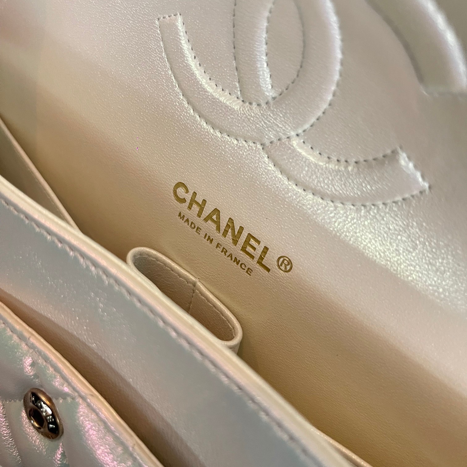 Classic Flap Bag（Pearl white/Gold logo） - Mocuir