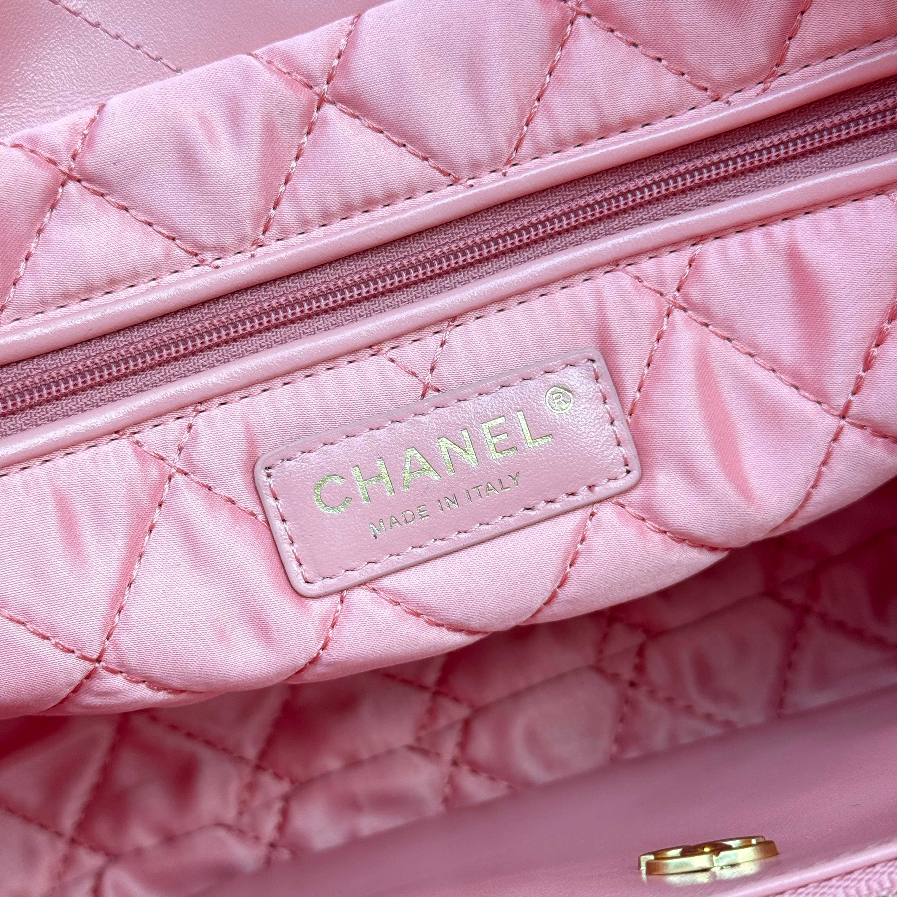 22 Bag Quilted Shiny Calfskin in Light Pink (Gold Hardware) - Mocuir