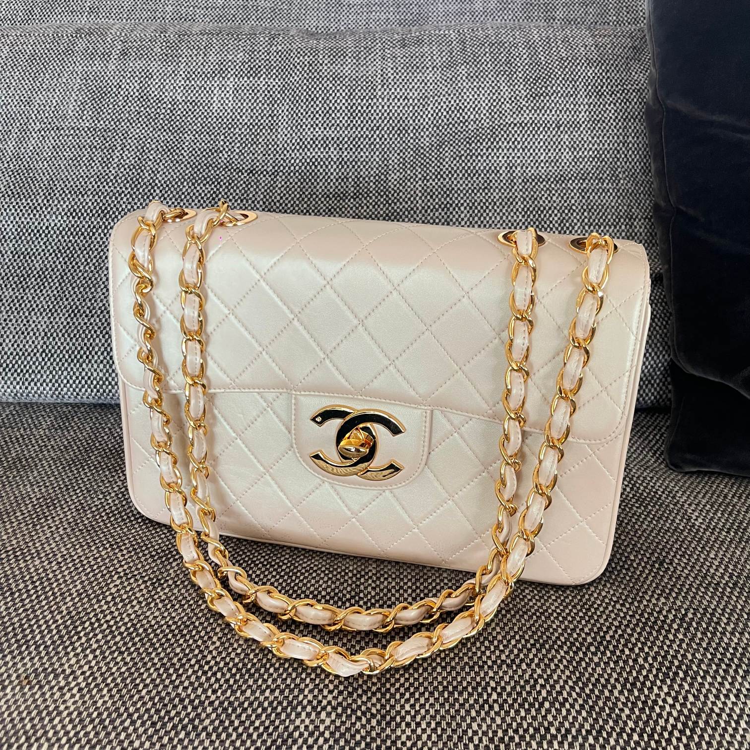 lassic Flap Quilted Lambskin Shoulder Bag in Ivory (Gold Hardware) - Mocuir