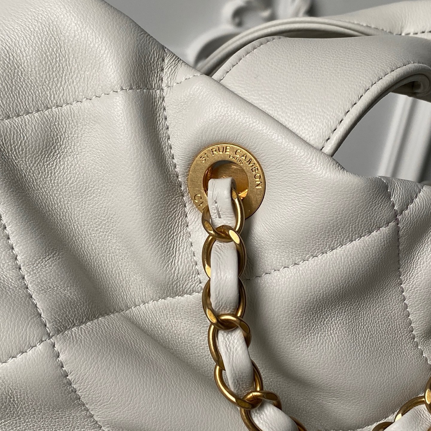 25K Large Hobo Bag (AS5846) in White Quilted Shiny Lambskin with Light Gold-Tone Hardware - Mocuir