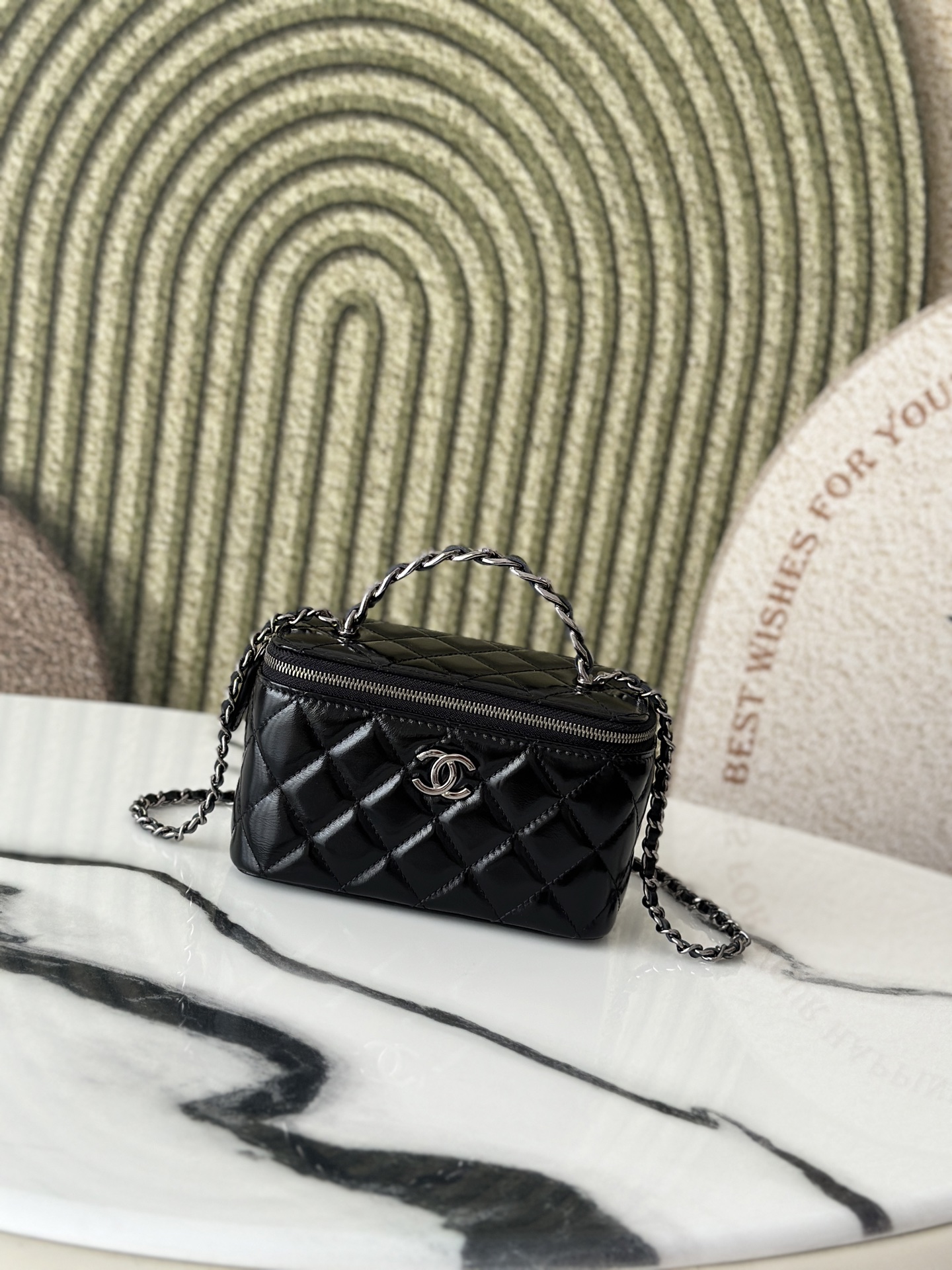 Quilted Patent Vanity Case with Chain (AP3940) in Black Patent Calfskin with Ruthenium-Finish Metal Hardware, 25B Fall-Winter Collection - Mocuir