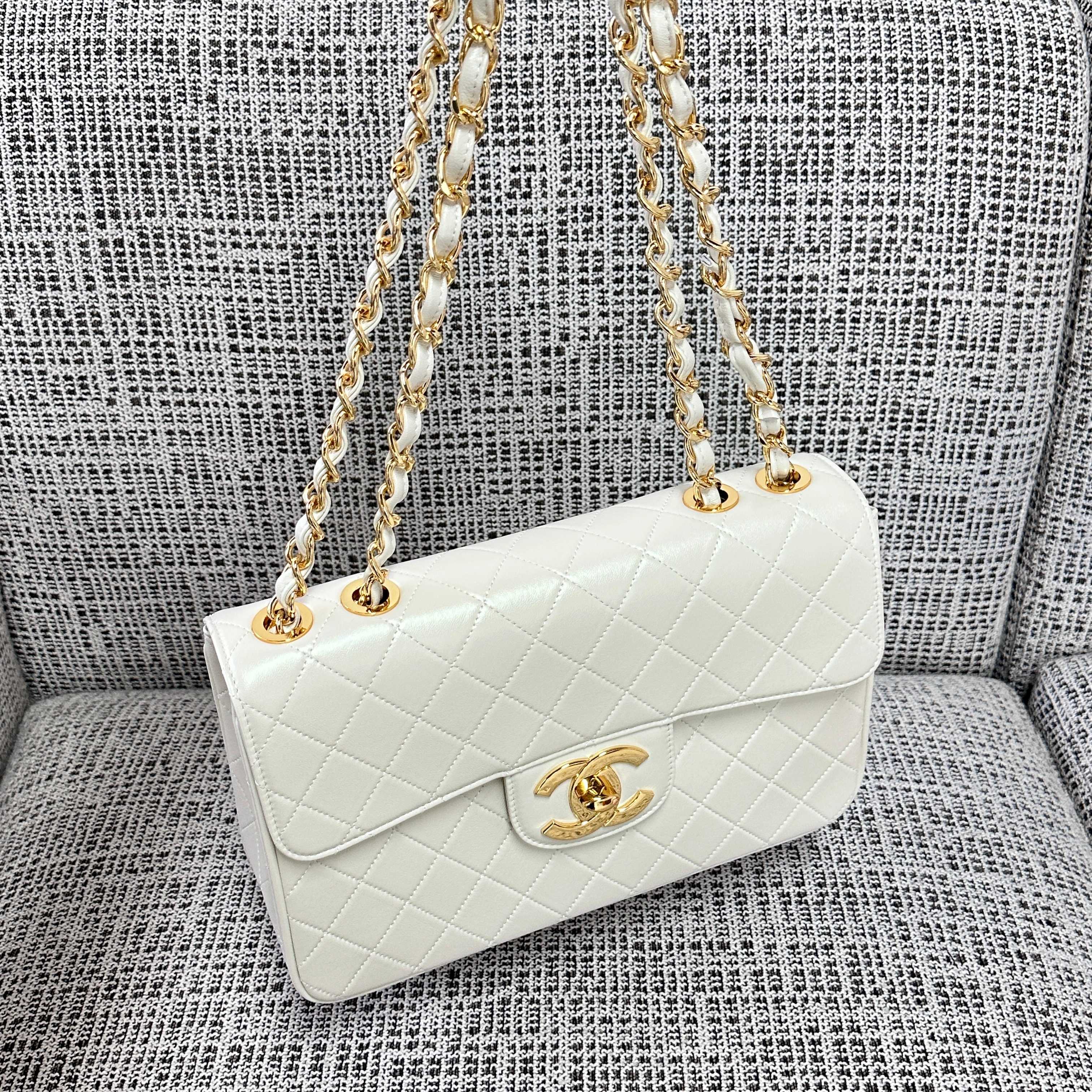 Vintage Classic Double Flap White Quilted Lambskin Shoulder Bag with Gold-Tone CC Turn-Lock & Chain Strap - Mocuir