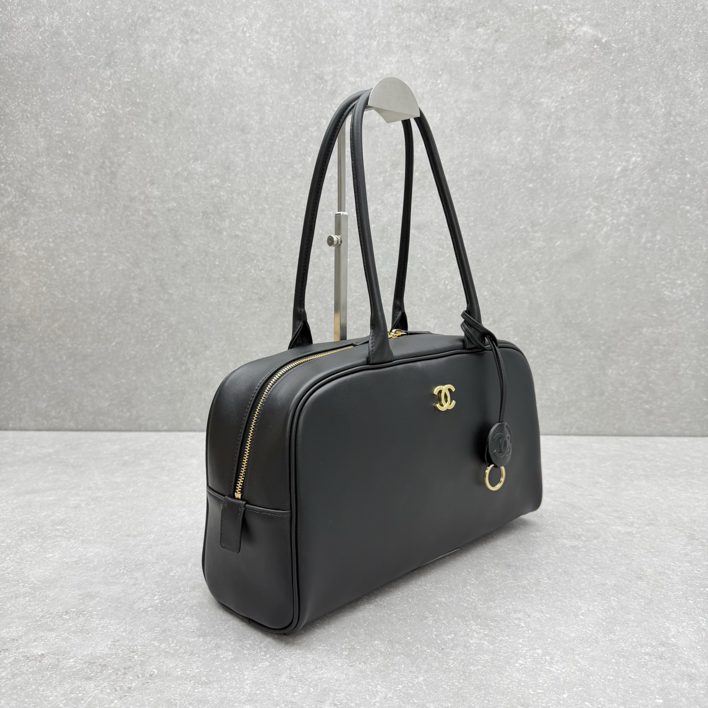 26S Black Smooth Calfskin Bowling Bag with Gold Hardware - Mocuir