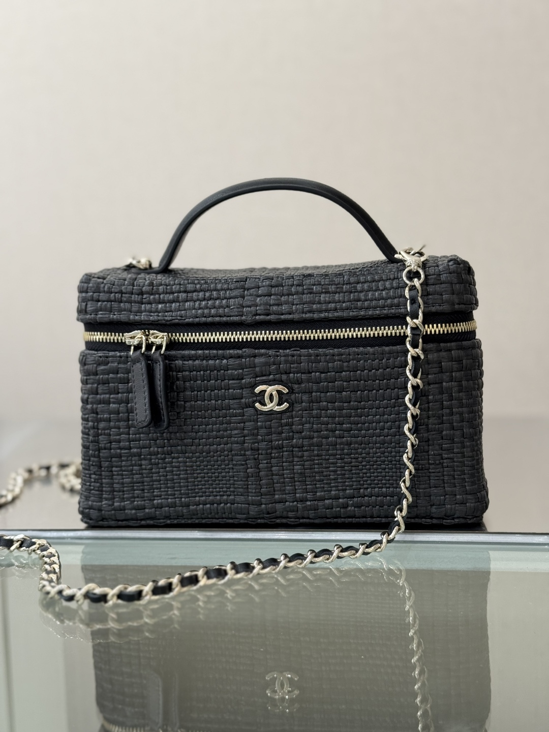 Cruise 2026 Black Woven Raffia & Calfskin Vanity Case Bag with Silver-Tone Hardware & Chain Strap - Mocuir