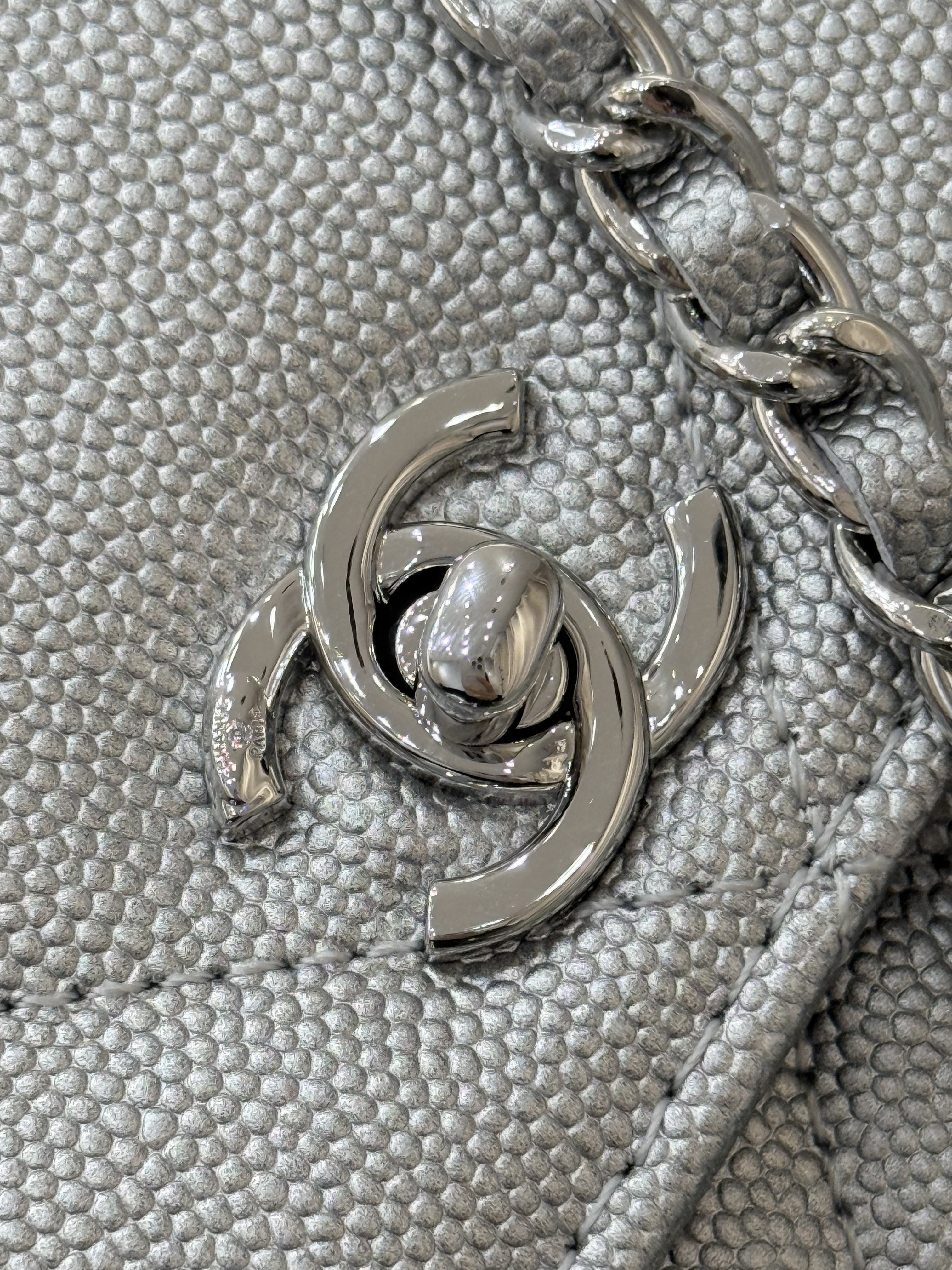 Wallet on Chain with Top Handle (AP3984) in Silver Caviar Leather with Silver-Tone Hardware, 25C Cruise Collection - Mocuir