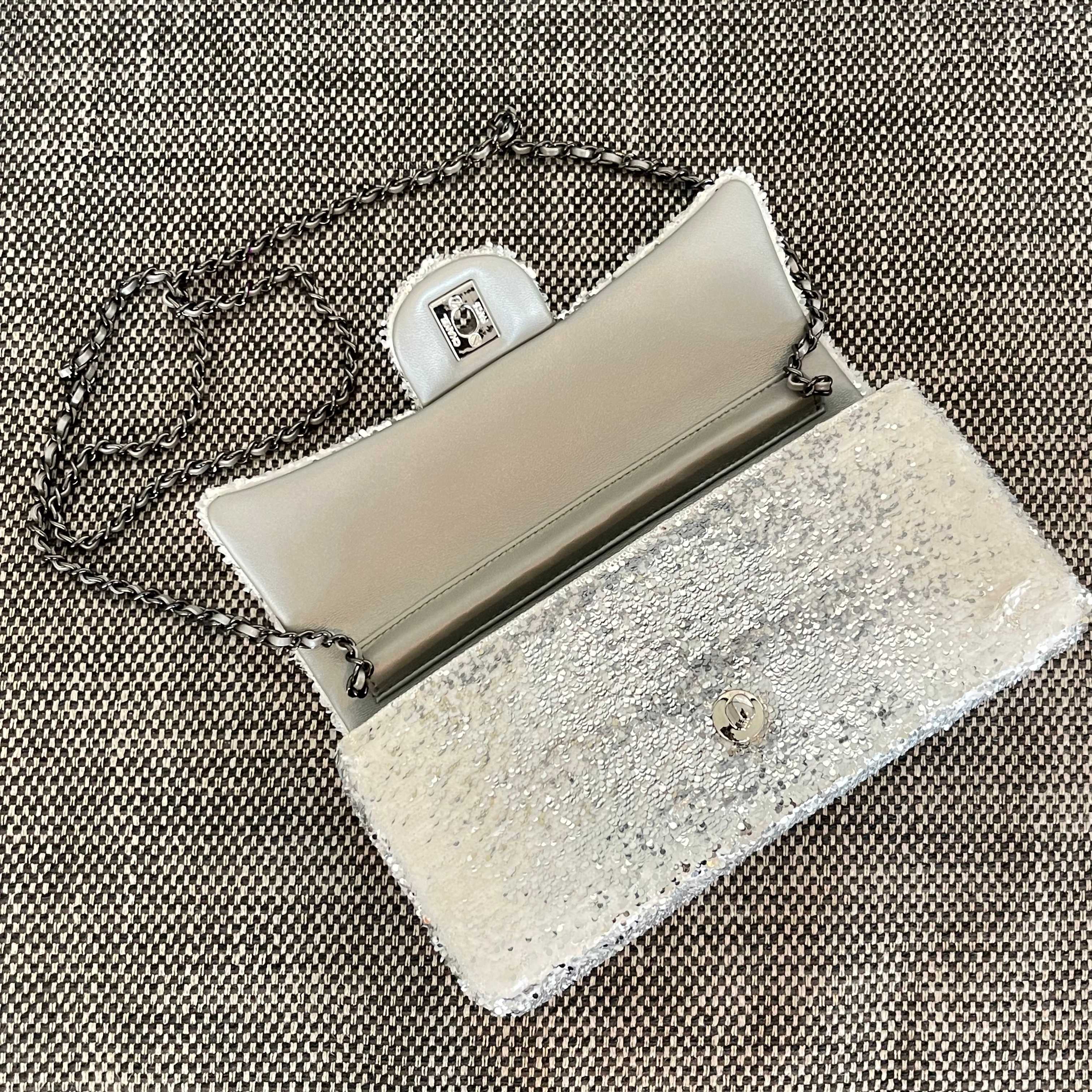 Classic Wallet on Chain Sequin - Mocuir