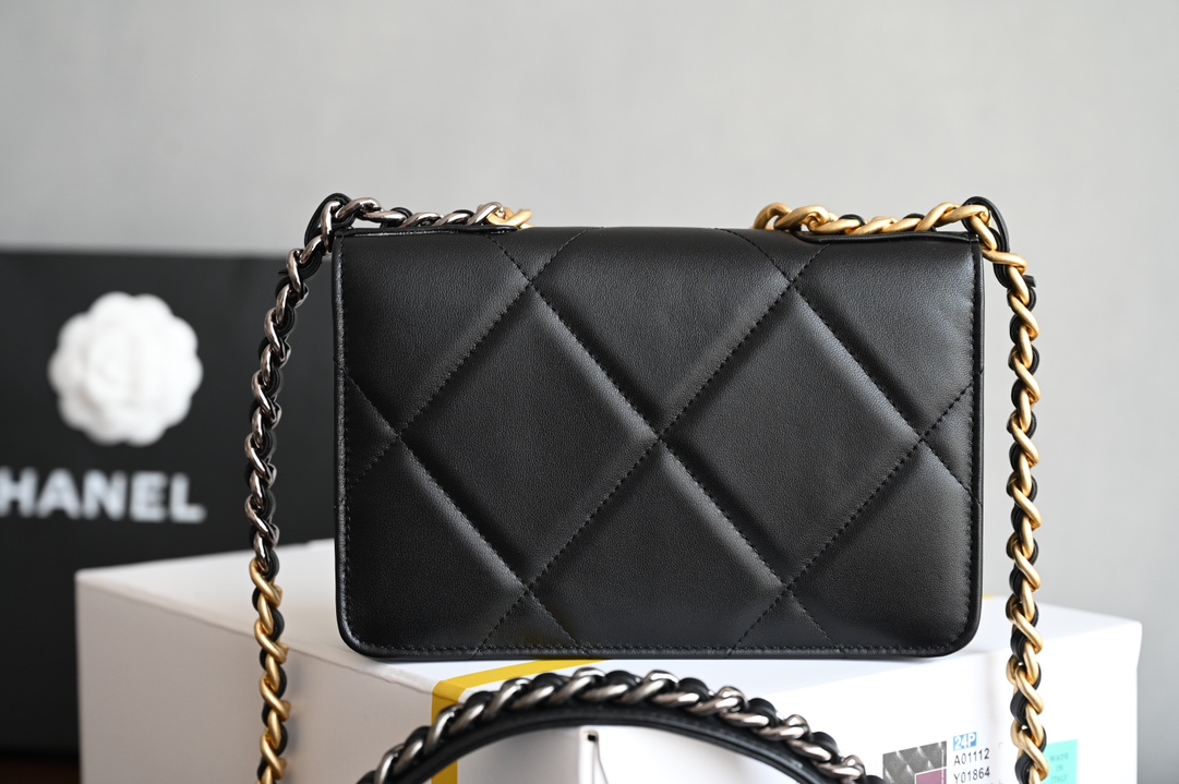 19 Wallet On Chain (WOC) in Black Lambskin with Mixed Gold & Silver Hardware (AS7759) - Mocuir