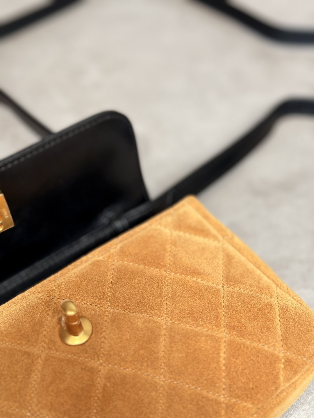 25A Métiers d'Art Lambskin & Suede Calfskin Phone Bag with Gold-Tone Hardware (Model AS5132) - Mocuir