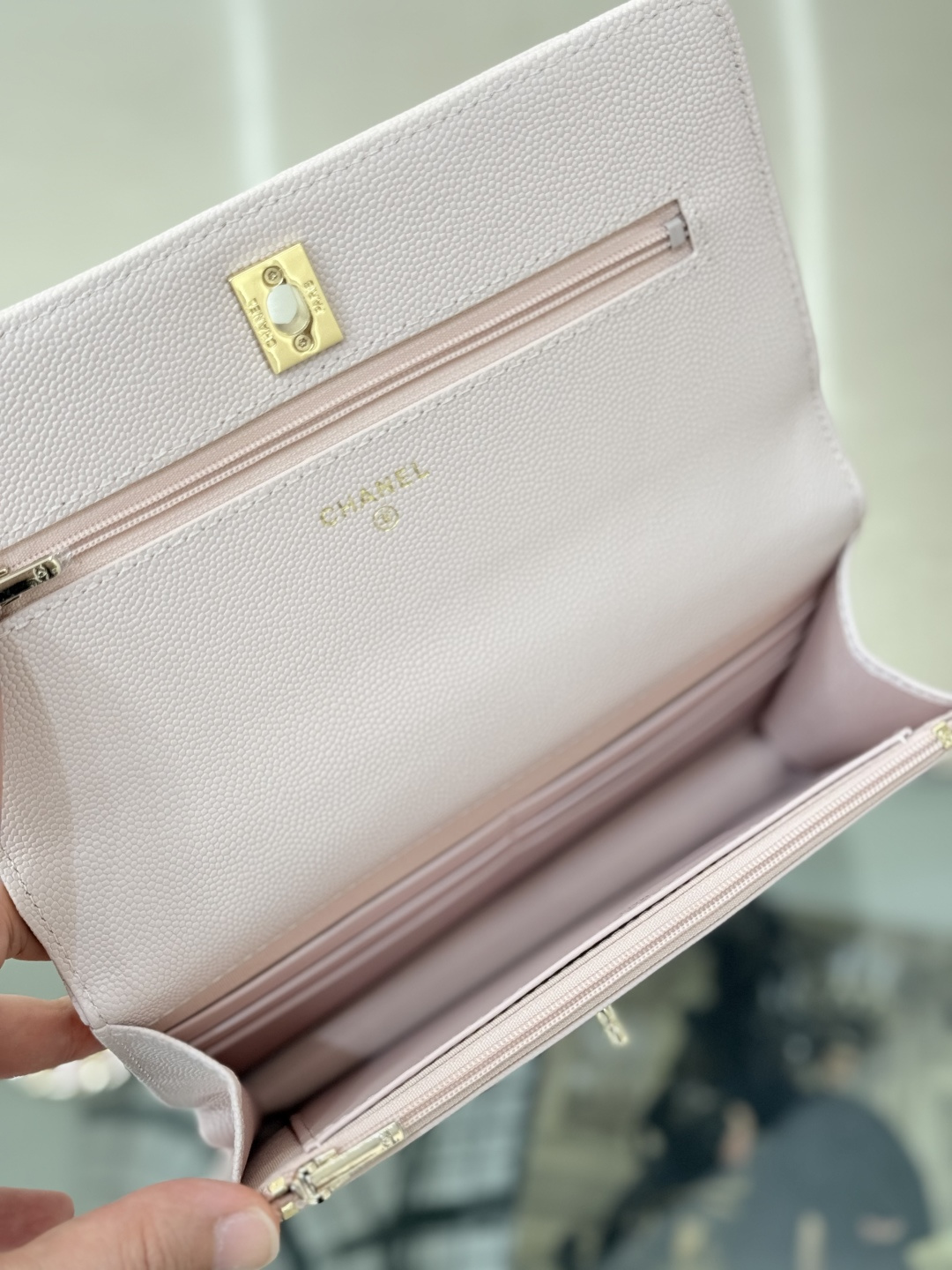 Wallet on Chain with Top Handle (AP3984) in Light Pink Caviar Leather with Gold-Tone Hardware, 25C Cruise Collection - Mocuir