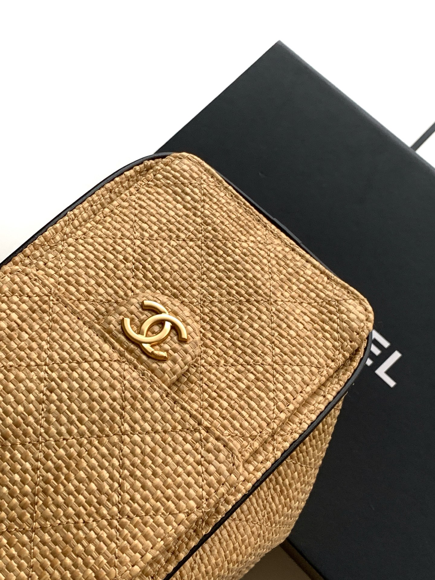 Small 25 Hobo Bag in Beige Braided Raffia (26C Cruise Collection) - Mocuir