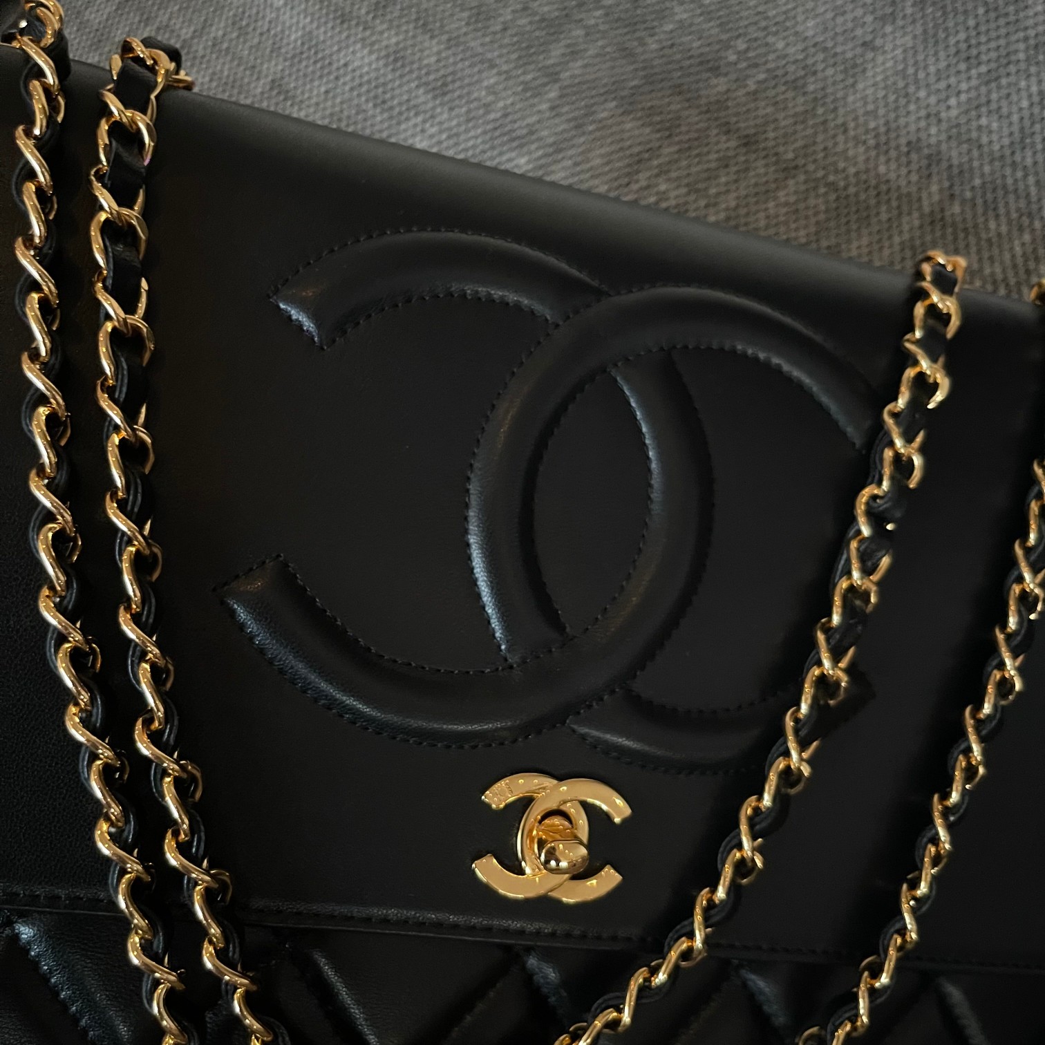 Vintage Large CC Quilted Lambskin Classic Flap Shoulder Bag in Black (Gold Hardware) - Mocuir