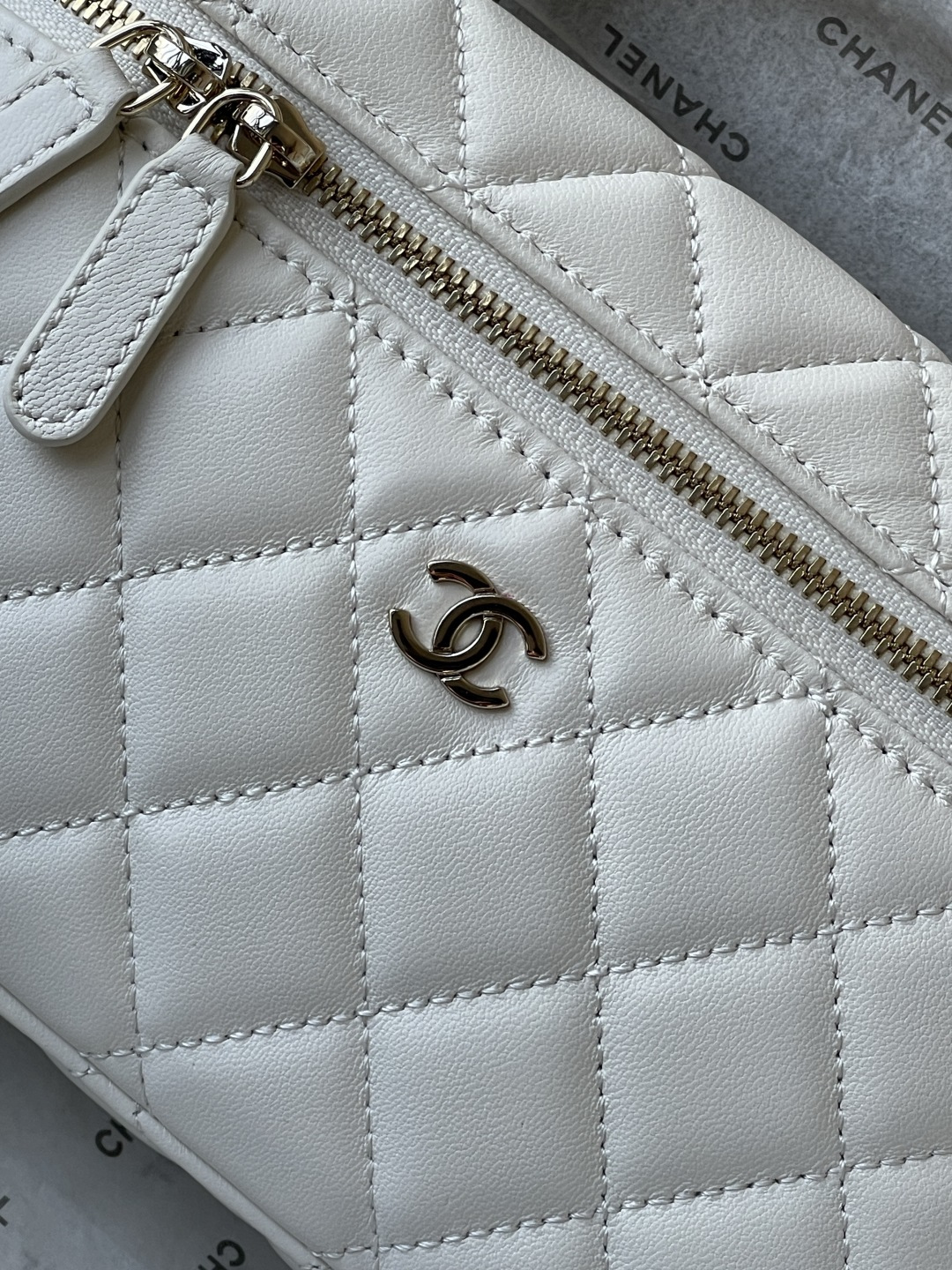 25C Classic Vanity Case with Chain（Milk gray） - Mocuir