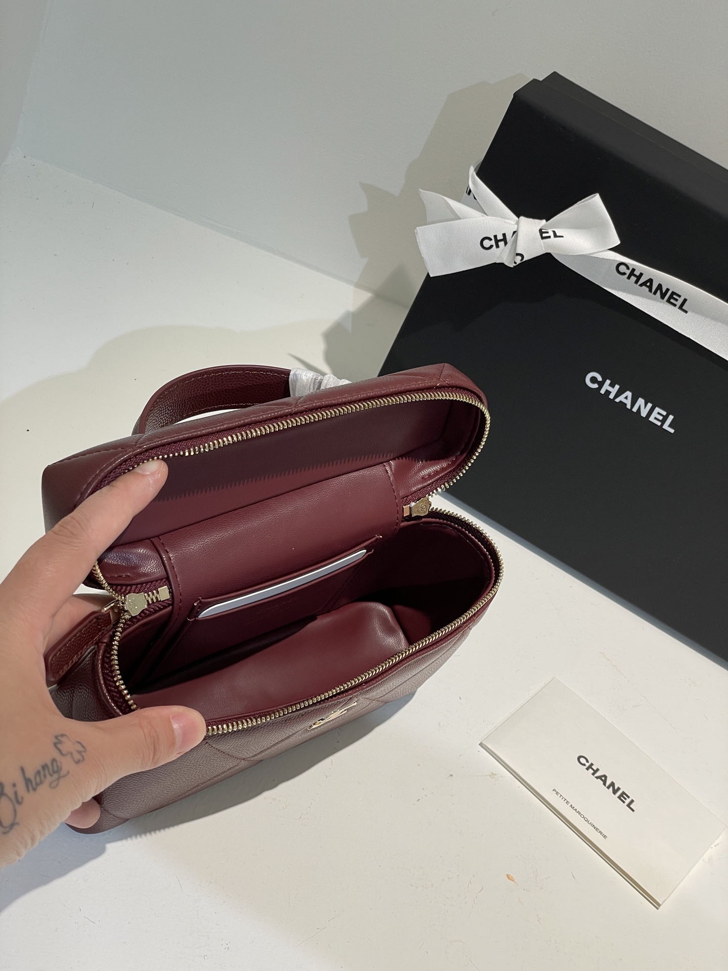 Burgundy Quilted Caviar Calfskin Vanity Case with Top Handle and Gold-Tone Chain Strap - Mocuir