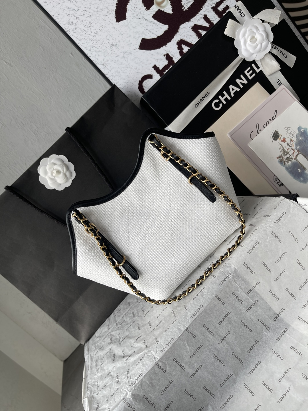 25C White Woven Straw Small Tote Handbag with Black Calfskin Trim and Gold-Tone Hardware - Mocuir