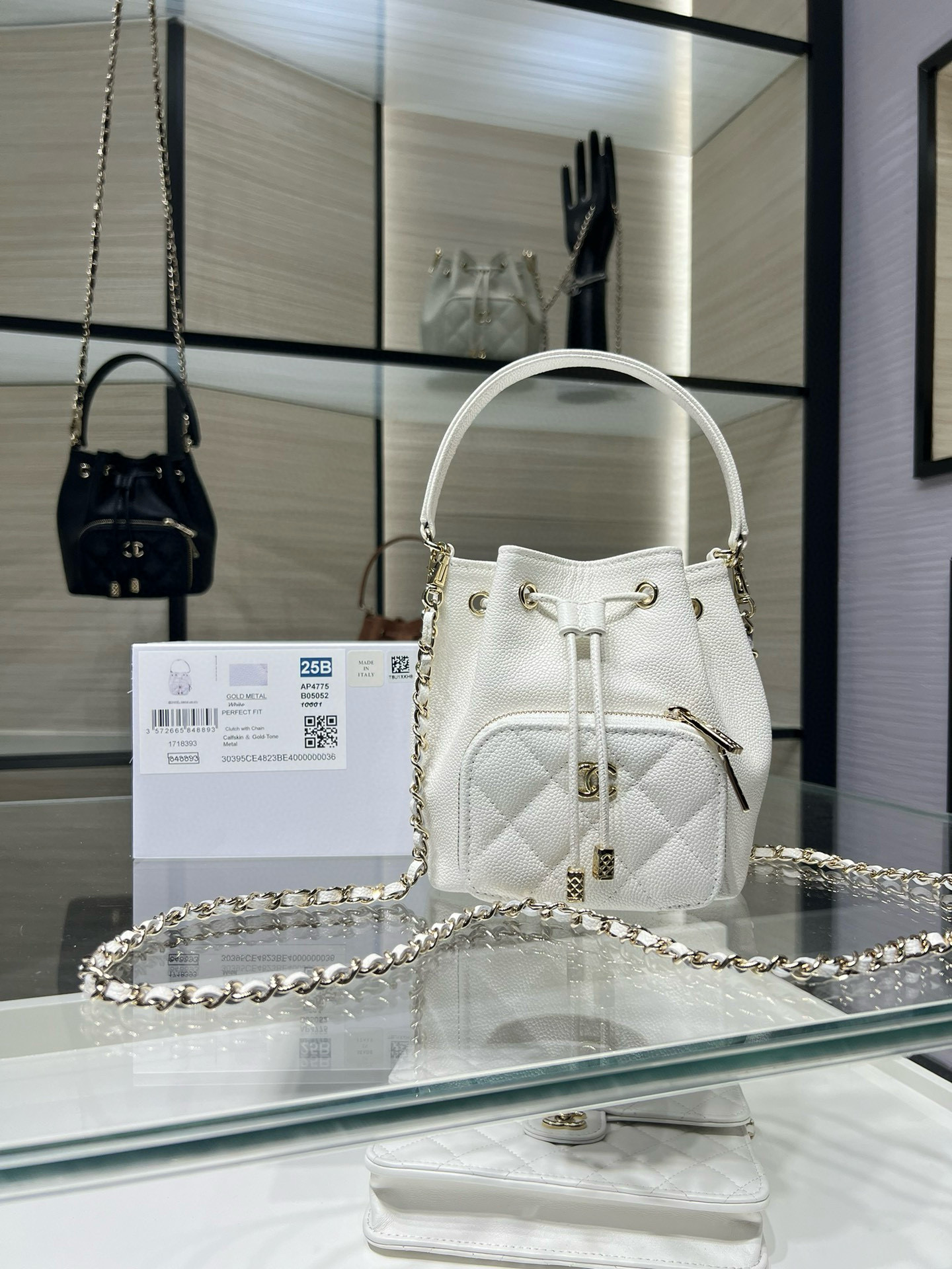 Small Drawstring Bucket Bag in White Quilted Grained Calfskin with Gold-Tone Metal (Model AP4775) - Mocuir