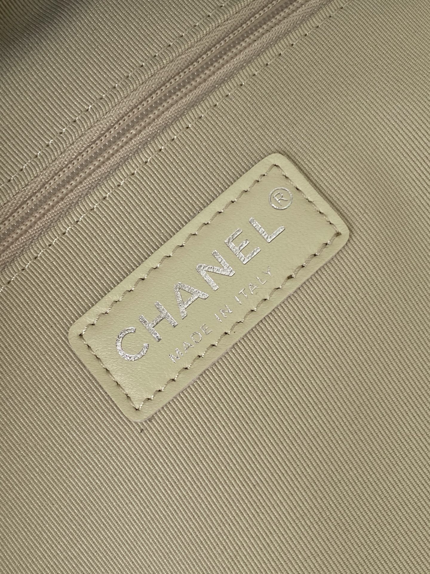 Ultimate Soft Chain Around Hobo Tote Bag in Black Quilted Aged Calfskin with Silver-Tone Hardware - Mocuir