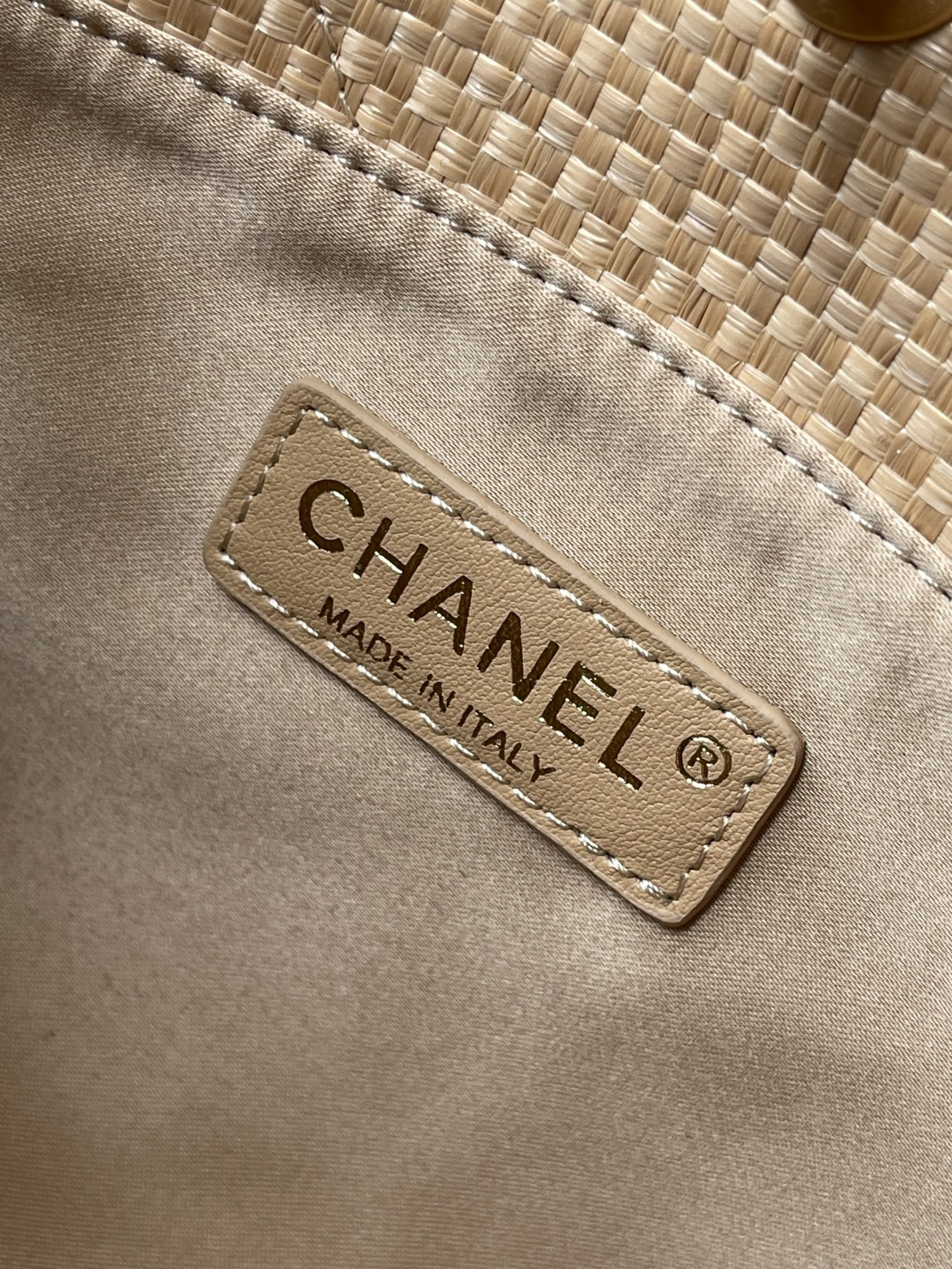 25C Beige Woven Straw Small Tote Handbag with Black Calfskin Trim and Gold-Tone Hardware - Mocuir