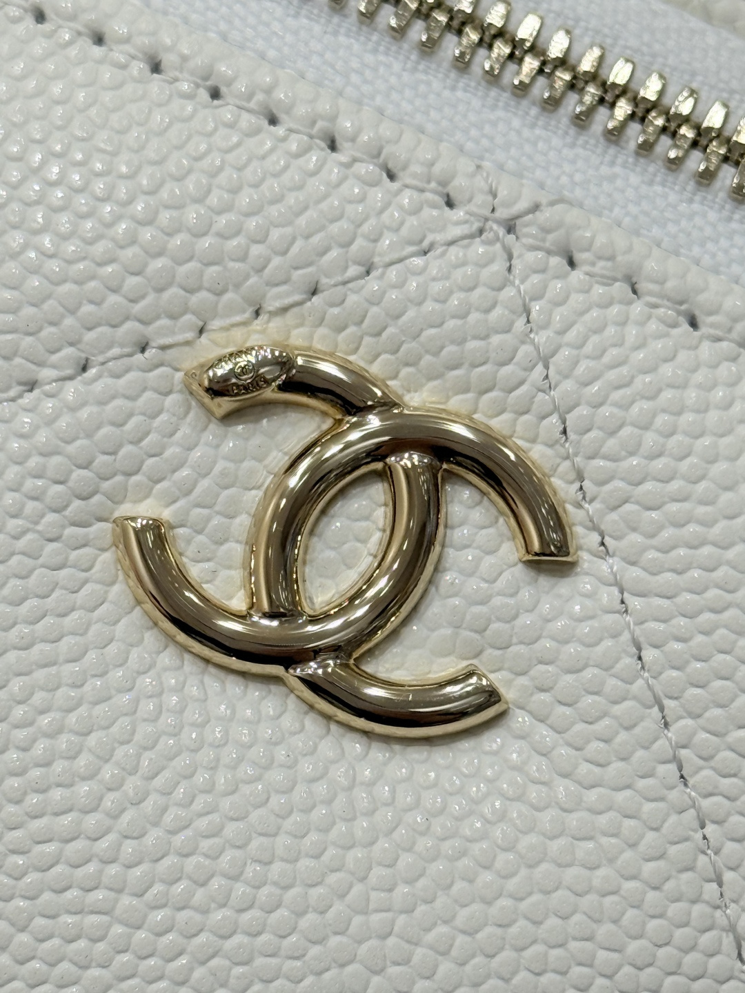 Mini Top Handle Vanity Case (AS5993) in White Quilted Grained Calfskin (Caviar) with Antique Gold-Tone Hardware - Mocuir